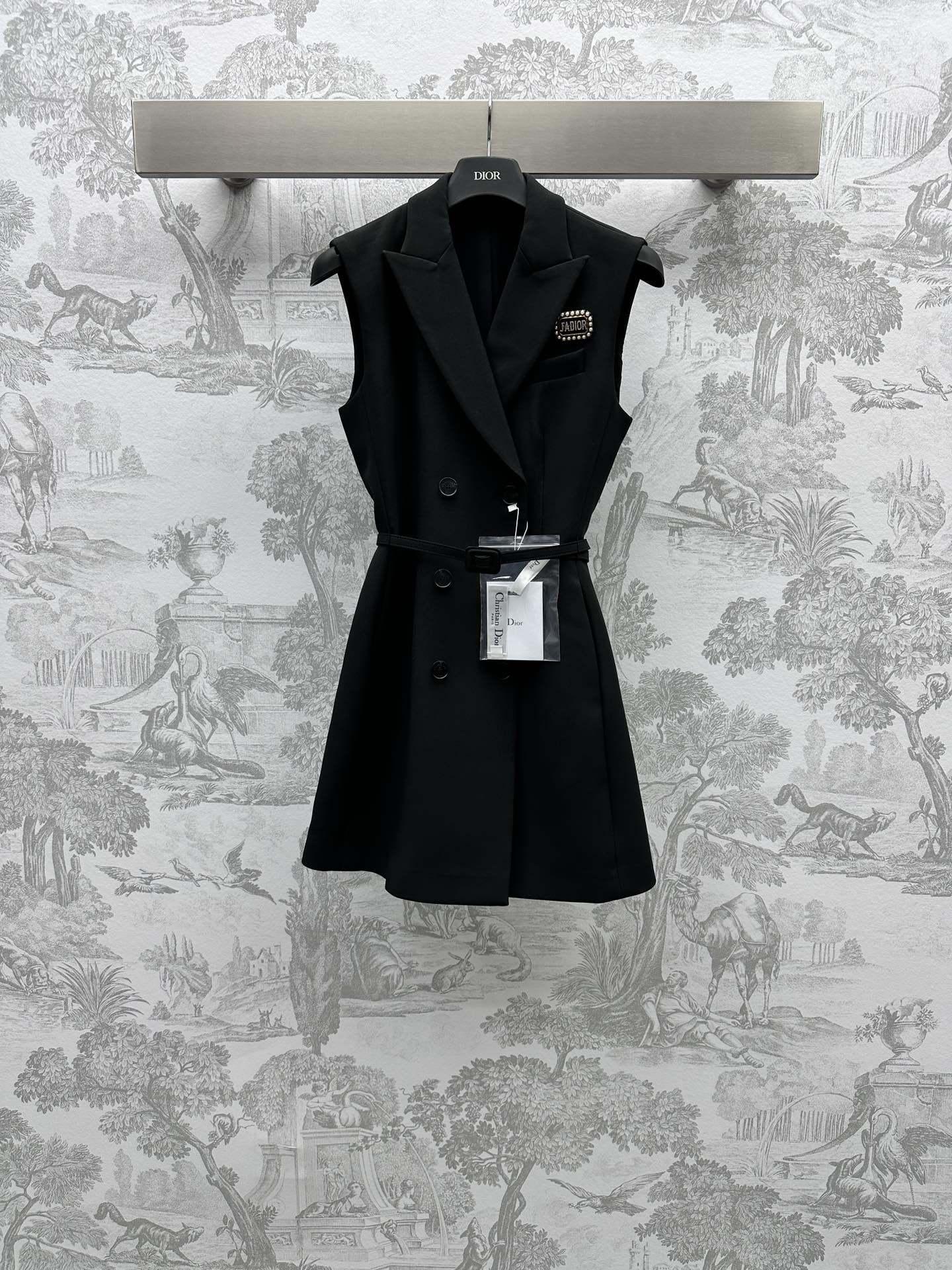 NO:696592,Dio* new product launch brooch belt waistcoat skirt customized YB imported suit material texture smooth and stylish high-end simple solid color shoulder pad sleeveless design to create a temperamental body shape exquisite and elegant ready-made clothing development of fabric accessories waistcoat belt dress tailoring to increase the body ratio to make the body look slimmer and slimmer to wear two high-end items. The waistcoat jacket and skirt can be switched at will for daily commuting. High version 3 colors, dior, skirts, jackets &  coats, brooch, breastpin,19860909Dio*新品上架胸针腰带马甲裙定制YB进口西服材质 质感光泽细腻 垂顺有型 高级简约纯色 垫肩无袖设计 打造气质身形 成衣精致优雅 面辅料开发 马甲腰带连衣裙剪裁 上身拉高身材比 显瘦显身材 一衣两穿高阶单品 马甲外套裙子随意切换 日常出街通勤都   高版本3色,,dior,skirts,jackets & coats,brooch，breastpin,,Women's clothing