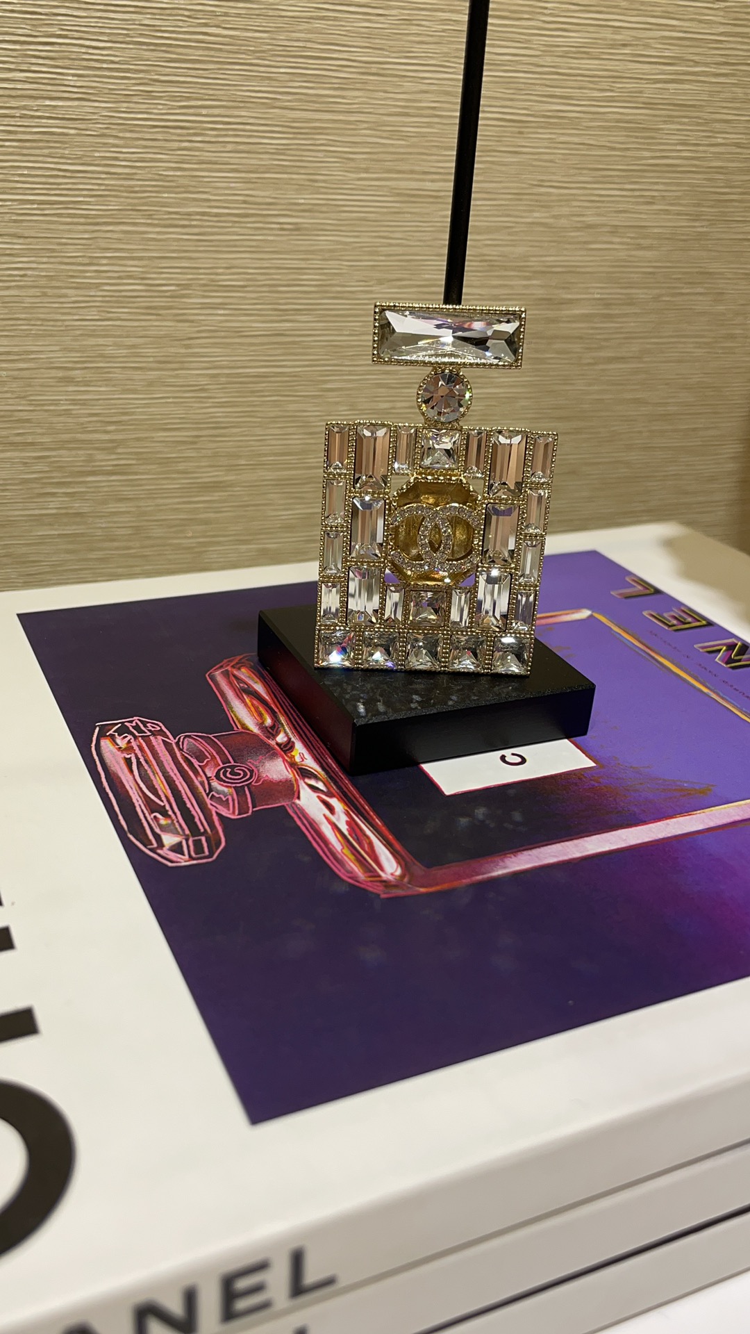 NO:101495,24C new star anise sugar-filled perfume bottle full diamond double C brooch, a large square diamond perfume bottle, colorful super flash, a hollow design large candy in the middle, large size is very present, versatile and practical all year round, Chanel brooch, chanel, brooch, breastpin1986090924C新款八角方糖满钻香水瓶双C胸针 大颗方钻组成的香水瓶 五彩斑斓超级闪 中间点缀一颗镂空设计的大方糖 大尺寸很有存在感 一年四季百搭实用,香奈儿胸针,chanel,brooch，breastpin,Jewelry