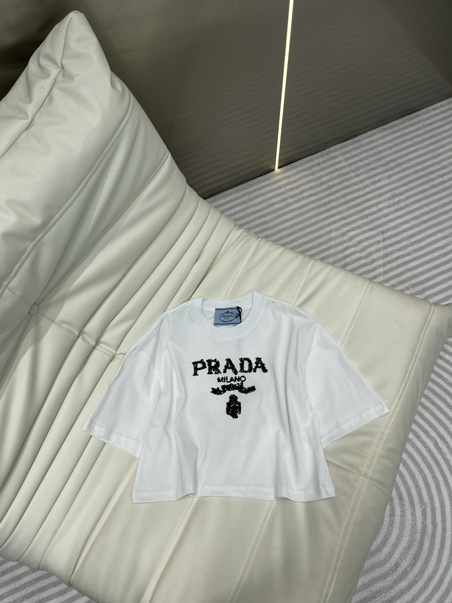 Prada Vêtements T-Shirt Noir Broderie de fleurs Coton Collection printemps – été AA23988240