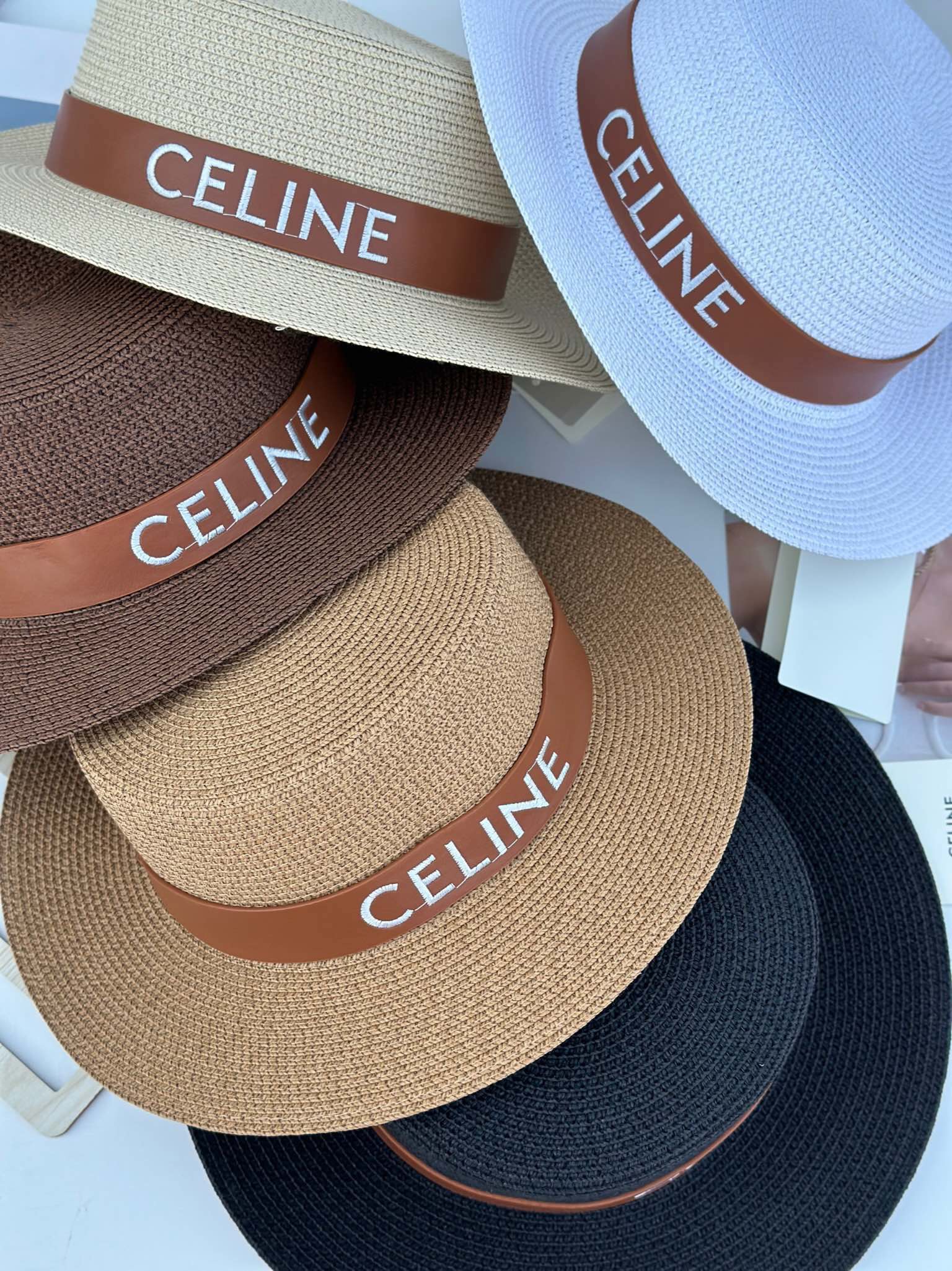 Especial 𝐂𝐞𝐥𝐢𝐧𝐞 sombrero de paja de copa plana, el cuerpo del sombrero está hecho de fibra de papel de …