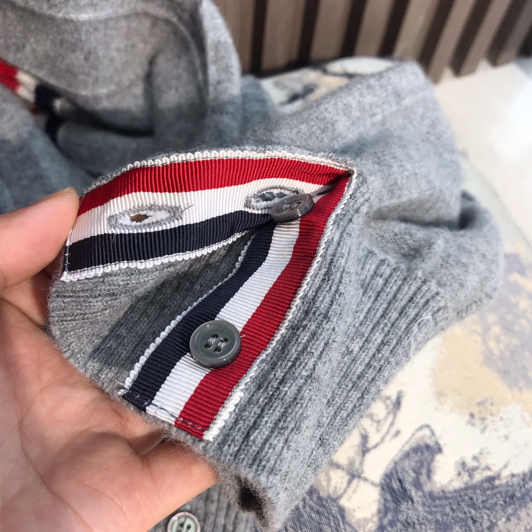 TB家经典的蓝白红条纹织带在门襟和袖子上，彰显品牌辨识度的同时，衬托出休闲氛围感，在瞬间实现减龄效果。