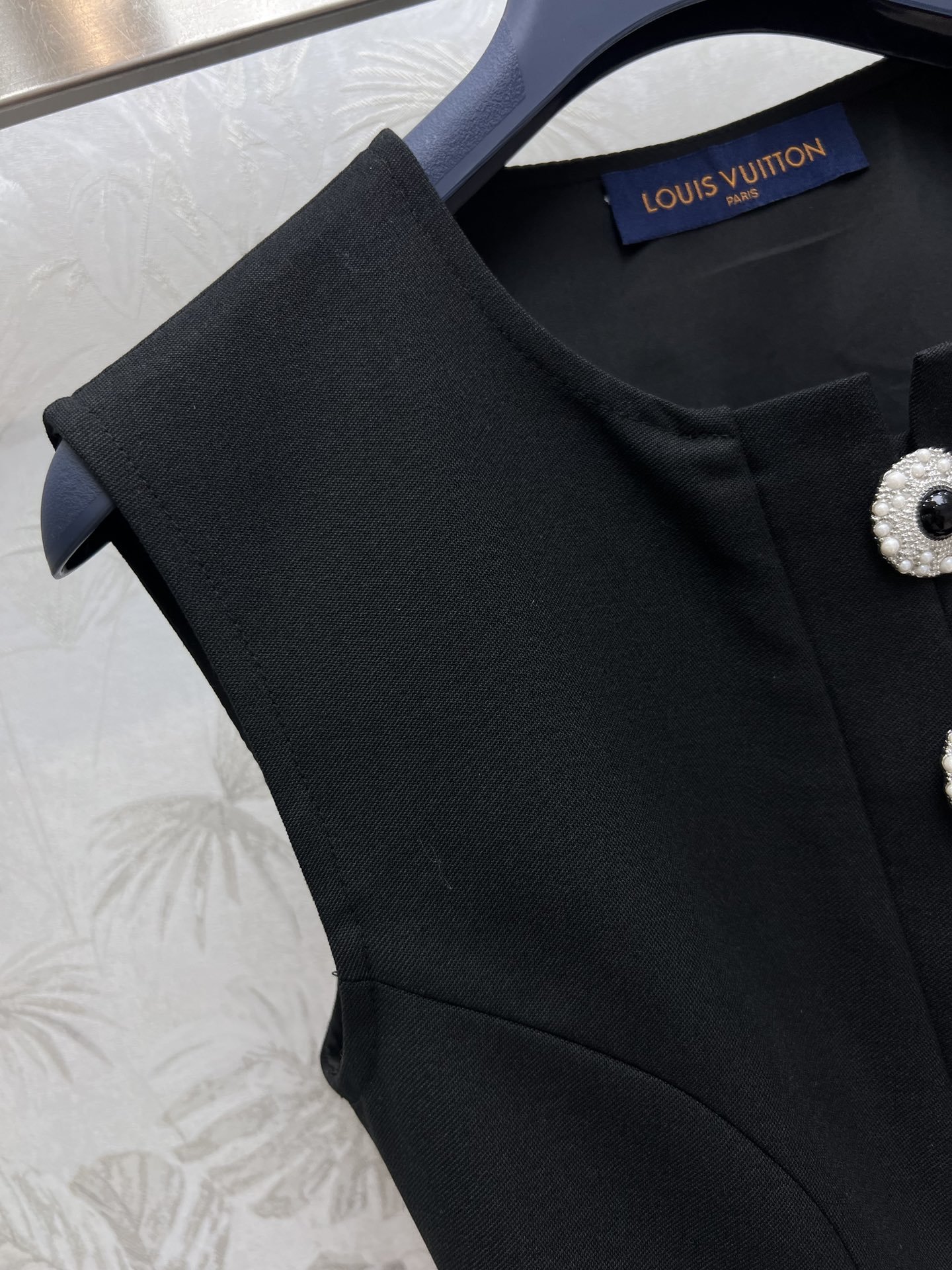 L家24春夏新品时髦优雅的小黑裙宝石镶嵌纽扣装饰连衣裙面料含有羊毛面料挻括有型有质感开模定制的五金配件耗