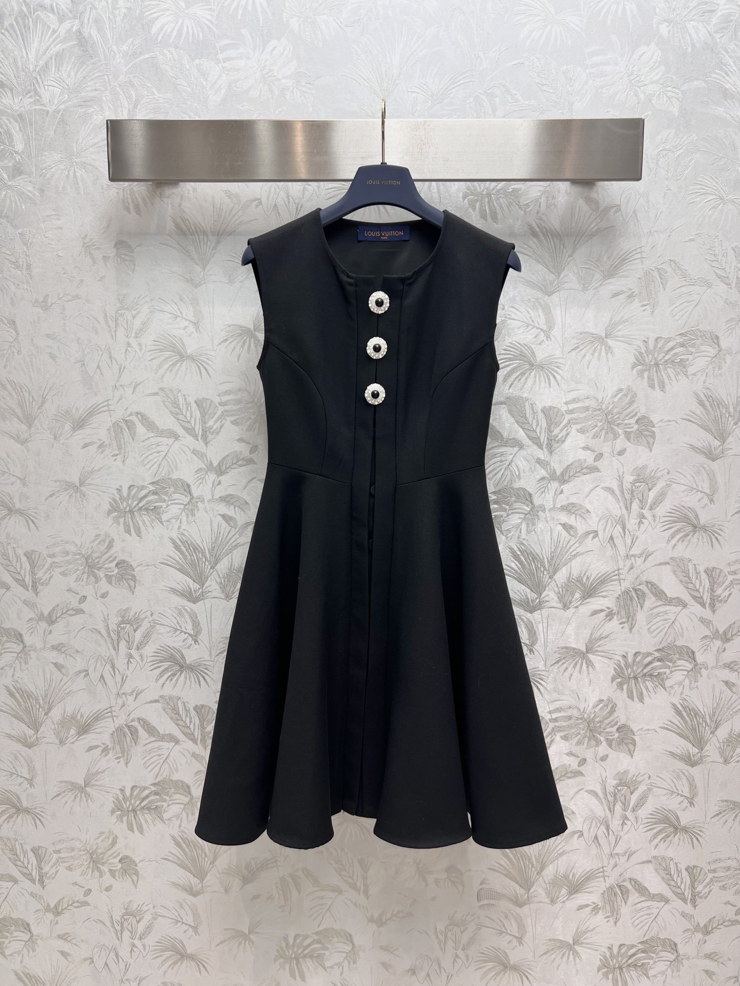 L家24春夏新品时髦优雅的小黑裙宝石镶嵌纽扣装饰连衣裙面料含有羊毛面料挻括有型有质感开模定制的五金配件耗