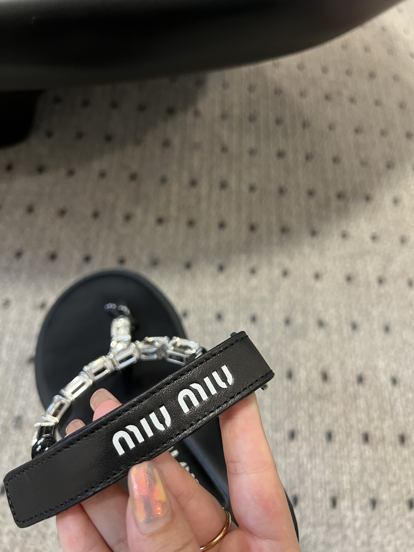 爆款跑量款MiuMiu24/夹脚凉鞋人字拖凉鞋别看简单工艺每个都很复杂非常留行的美拉德配色平底鞋电绣工艺