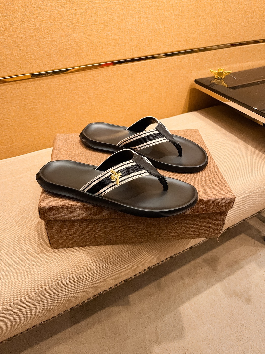 NO:273405,New model is available for sale [Guqi slippers] high-end 1:1 mold customization, original upgraded version of the outsole, lighter and non-slip. The top quality of the market, fashion is trendy, versatile and hot, simple and tasteful, must-have for trendy people, exuding a fashionable and casual atmosphere, fashion is right under your feet, full of confidence, the same spring and summer slippers in the counter are coming, it is super beautiful to wear, 38-44 Multi-color options, slippers19860909新款上市【古奇拖鞋】高端1:1开模定制,原版升级版大底,更轻便,防滑.市场顶级品质,,时尚主打潮流,百搭爆款,简单不失品味,潮人必备,散发时尚休闲气息,时尚就在脚下,自信满满,专柜同款春夏季拖鞋的季节来了,穿起来超级唯美, ,38-44 多 色可选,,slippers,Men's shoes