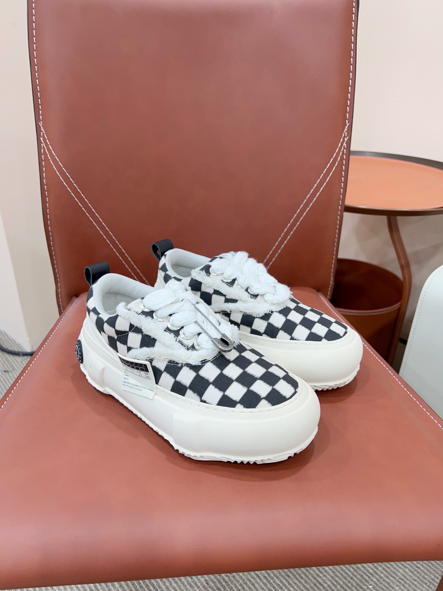 NO:493760,Certified Hidden blind box big-headed beggar shoes. Many internet celebrities wear it, brand logos and smiley faces are more fashionable. The customized logo on the side of the shoe is of course the most eye-catching... Original custom high-density canvas fabric, water-dyeed cowhide inner, injection molded midsole footbed, exclusive rubber foamed sole, sole height, original packaging, plus Tiffany blue devour packaging, 35-40 women, 39-45 men, women, men, purchase 6 pairs of colorful ribbons (can be tied for shoelaces/bracelets/tied for hair/tied for bags) Ribbons 35 yuan/pair 6 pairs together 60 yuan, casual shoes/sports, tiffany, sneakers, cowhide, real silk19860909已认证  隐藏款盲盒大头乞丐鞋 众多网红穿它、品牌标志配上笑脸更潮 鞋身侧面的定制标Logo当然是最抢眼的存在…… 原版定制高密度帆布面料 水染牛皮内里  注塑成型中底垫脚  独家橡胶发泡大底 底高 原版包装 加配蒂芙尼蓝得物包装 35-40女 39-45男 女 男 附购6副彩色真丝带(可系鞋带/可系手环/可绑头发/可绑包包) 真丝带35元/副 6副一起60元,休闲鞋/运动鞋,tiffany,sneakers,cowhide,real silk,Women's Shoes