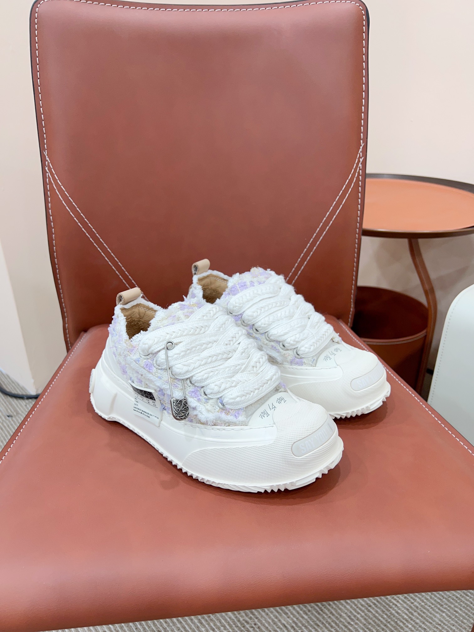 NO:493733,Certified Hidden blind box big-headed beggar shoes. Many internet celebrities wear it, brand logos and smiley faces are more fashionable. The custom logo on the side of the shoe is of course the most eye-catching... Original custom high-density canvas fabric, water-dyeed cowhide inner, injection molded midsole footbed, exclusive rubber foamed sole, sole height, original packaging, plus Tiffany blue devour packaging, 35-40 women, women, purchase 6 pairs of colorful ribbons (can be tied for shoelaces/can be tied for bracelets/can be tied for hair/can be tied for bags) Ribbons 35 yuan/pair 6 pairs together 60 yuan, casual shoes/sports, tiffany, sneakers, cowhide, real silk19860909已认证  隐藏款盲盒大头乞丐鞋 众多网红穿它、品牌标志配上笑脸更潮 鞋身侧面的定制标Logo当然是最抢眼的存在…… 原版定制高密度帆布面料 水染牛皮内里  注塑成型中底垫脚  独家橡胶发泡大底 底高 原版包装 加配蒂芙尼蓝得物包装 35-40女 女 附购6副彩色真丝带(可系鞋带/可系手环/可绑头发/可绑包包) 真丝带35元/副 6副一起60元,休闲鞋/运动鞋,tiffany,sneakers,cowhide,real silk,Women's Shoes