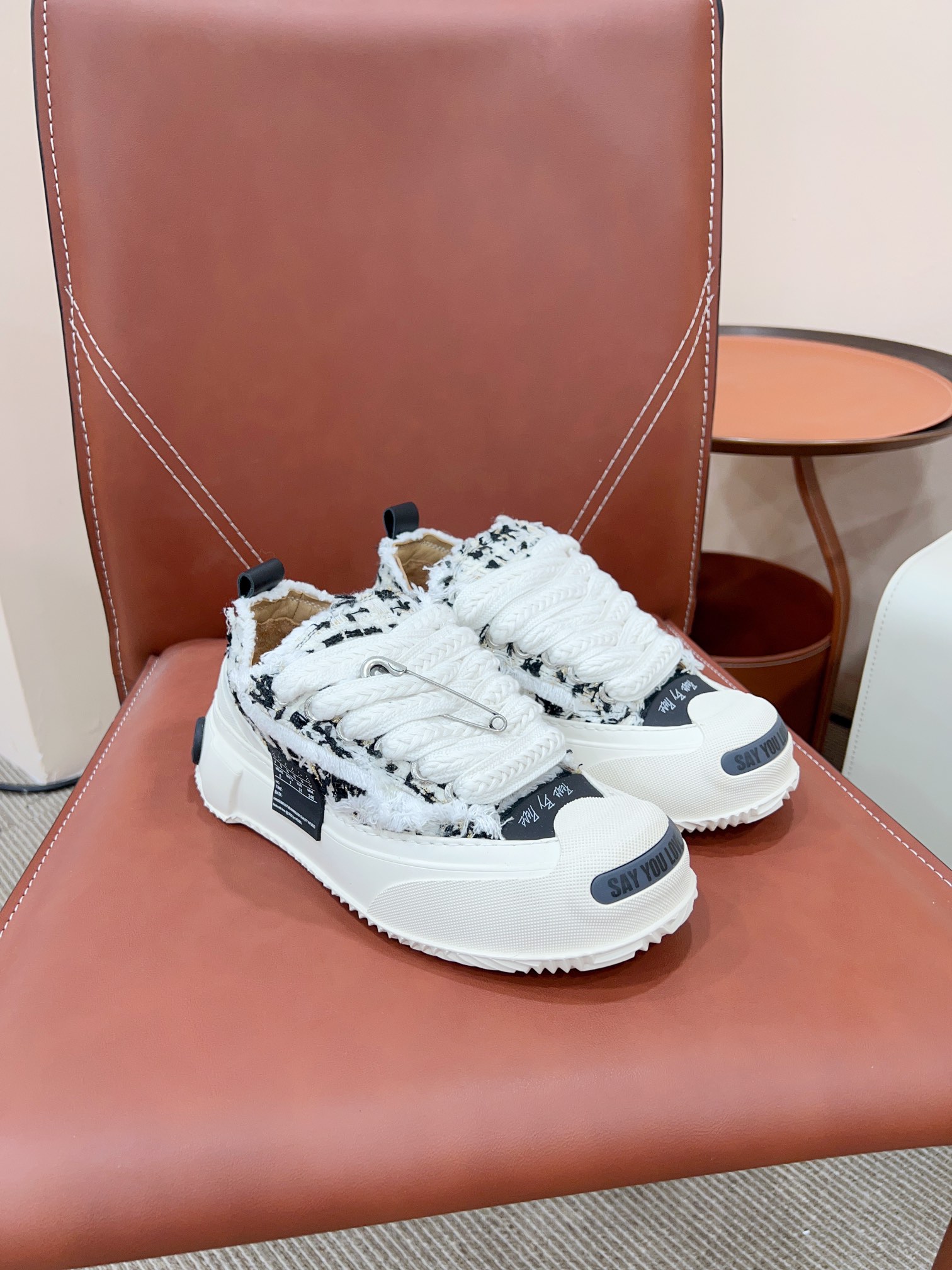 NO:493739,Certified Hidden blind box big-headed beggar shoes. Many internet celebrities wear it, brand logos and smiley faces are more fashionable. The customized logo on the side of the shoe is of course the most eye-catching... Original custom high-density canvas fabric, water-dyeed cowhide inner, injection molded midsole footbed, exclusive rubber foamed sole, sole height, original packaging, plus Tiffany blue devour packaging, 35-40 women, 39-45 men, women, men, purchase 6 pairs of colorful ribbons (can be tied for shoelaces/bracelets/tied for hair/tied for bags) Ribbons 35 yuan/pair 6 pairs together 60 yuan, casual shoes/sports, tiffany, sneakers, cowhide, real silk19860909已认证  隐藏款盲盒大头乞丐鞋 众多网红穿它、品牌标志配上笑脸更潮 鞋身侧面的定制标Logo当然是最抢眼的存在…… 原版定制高密度帆布面料 水染牛皮内里  注塑成型中底垫脚  独家橡胶发泡大底 底高 原版包装 加配蒂芙尼蓝得物包装 35-40女 39-45男 女 男 附购6副彩色真丝带(可系鞋带/可系手环/可绑头发/可绑包包) 真丝带35元/副 6副一起60元,休闲鞋/运动鞋,tiffany,sneakers,cowhide,real silk,Women's Shoes