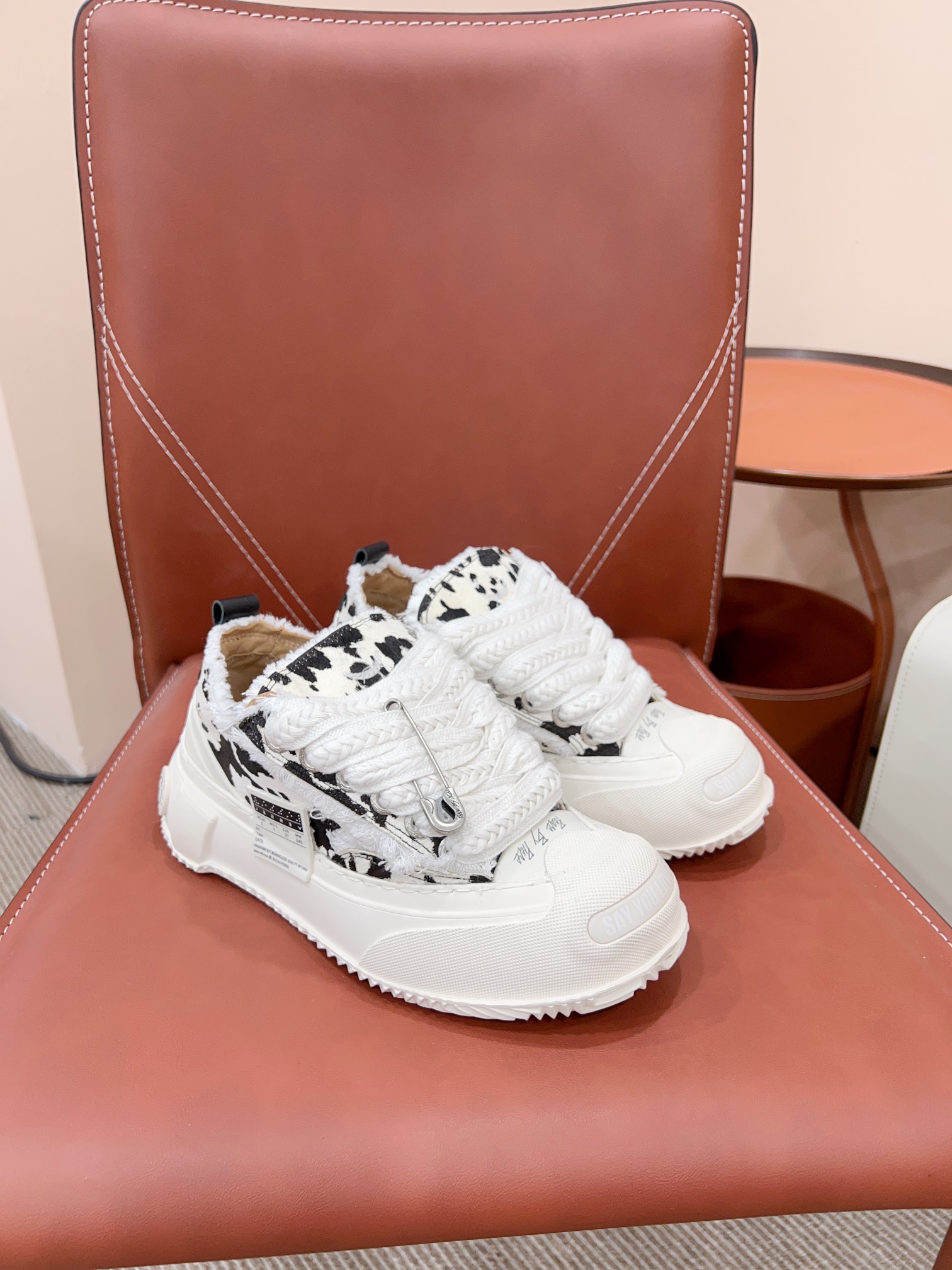 NO:493727,Certified Hidden blind box big-headed beggar shoes. Many internet celebrities wear it, brand logos and smiley faces are more fashionable. The customized logo on the side of the shoe is of course the most eye-catching... Original custom high-density canvas fabric, water-dyeed cowhide inner, injection molded midsole footbed, exclusive rubber foamed sole, sole height, original packaging, plus Tiffany blue devour packaging, 35-40 women, 39-45 men, women, men, purchase 6 pairs of colorful ribbons (can be tied for shoelaces/bracelets/tied for hair/tied for bags) Ribbons 35 yuan/pair 6 pairs together 60 yuan, casual shoes/sports, tiffany, sneakers, cowhide, real silk19860909已认证  隐藏款盲盒大头乞丐鞋 众多网红穿它、品牌标志配上笑脸更潮 鞋身侧面的定制标Logo当然是最抢眼的存在…… 原版定制高密度帆布面料 水染牛皮内里  注塑成型中底垫脚  独家橡胶发泡大底 底高 原版包装 加配蒂芙尼蓝得物包装 35-40女 39-45男 女 男 附购6副彩色真丝带(可系鞋带/可系手环/可绑头发/可绑包包) 真丝带35元/副 6副一起60元,休闲鞋/运动鞋,tiffany,sneakers,cowhide,real silk,Women's Shoes