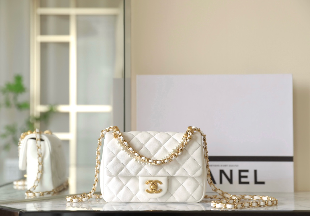 Chanel Classic Flap Bag Bolsos cruzados y bandoleras Blanco Piel de oveja Colección primavera – verano Vintage Cadena