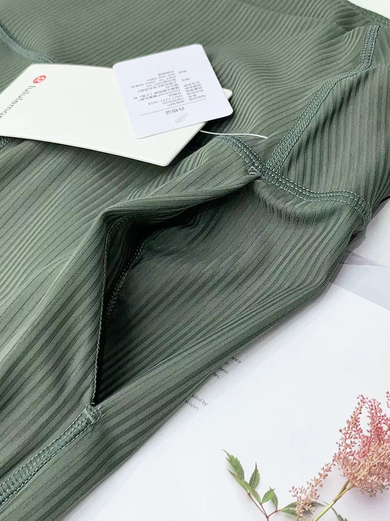 110💰编码90240338 lululemon丨Align™新款女士运动裸感螺纹阔腿裤,亚洲版型设计,立体剪裁完美塑形,宽松的阔腿裤型包容腿型实力藏肉。两侧斜插口袋,后置便捷卡片口袋,方便实用。罗纹 Nulu™ 面料触感柔滑,带有四面弹力,添加 Lycra® 氨纶,舒适伸展。腰部平整贴合,减少紧勒,延展性好,完美包裹每寸肌肤又完全没有紧绷感,像身体外的裸感保护层,凸显身材线条,兼具颜值、舒适度、专业度,给不同身材女孩最棒的包容度,运动健身/日常出街它都可以!
颜色:军绿色 卡其色 黑色
尺码:4 6 8 10