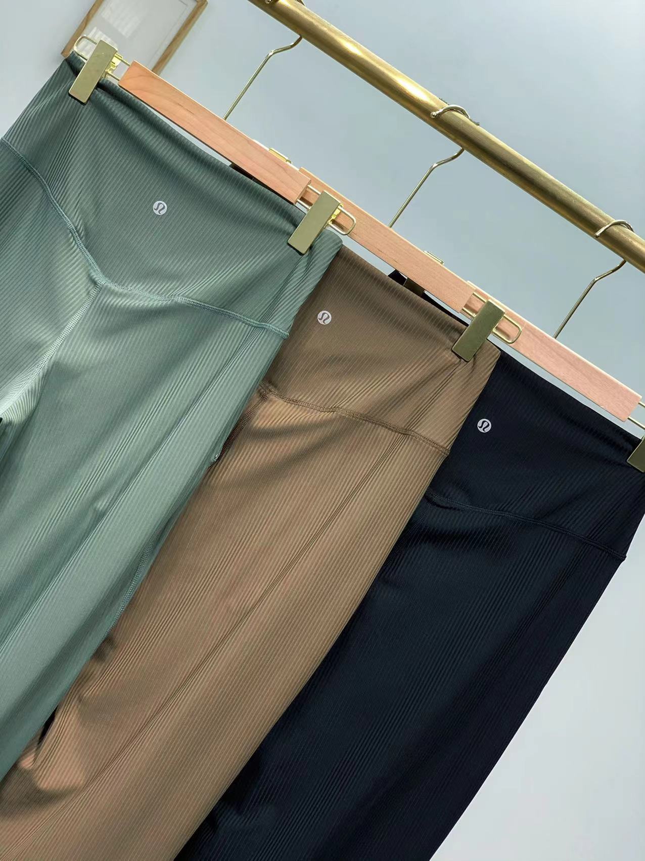 110💰编码90240338 lululemon丨Align™新款女士运动裸感螺纹阔腿裤,亚洲版型设计,立体剪裁完美塑形,宽松的阔腿裤型包容腿型实力藏肉。两侧斜插口袋,后置便捷卡片口袋,方便实用。罗纹 Nulu™ 面料触感柔滑,带有四面弹力,添加 Lycra® 氨纶,舒适伸展。腰部平整贴合,减少紧勒,延展性好,完美包裹每寸肌肤又完全没有紧绷感,像身体外的裸感保护层,凸显身材线条,兼具颜值、舒适度、专业度,给不同身材女孩最棒的包容度,运动健身/日常出街它都可以!
颜色:军绿色 卡其色 黑色
尺码:4 6 8 10