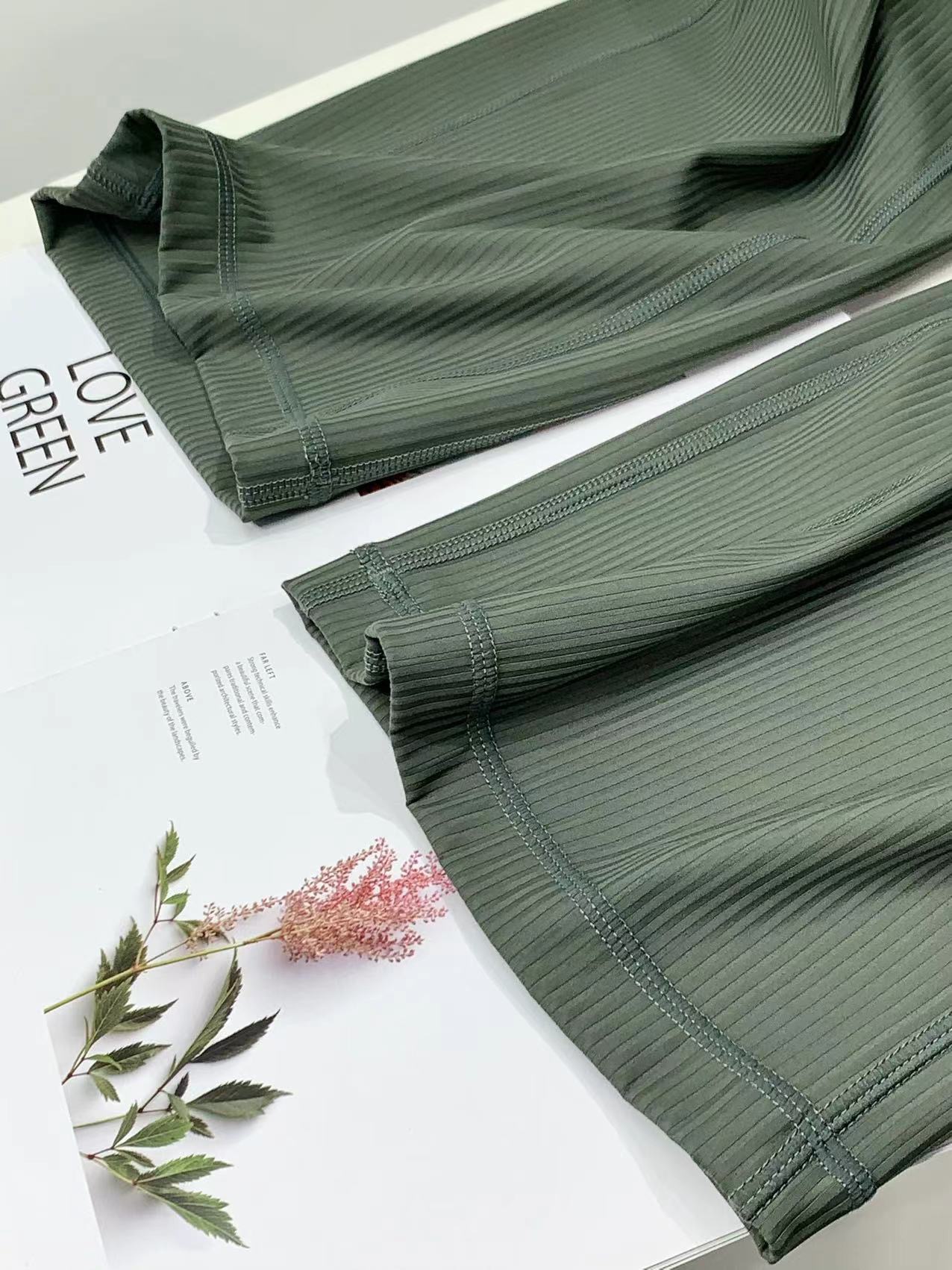 110💰编码90240338 lululemon丨Align™新款女士运动裸感螺纹阔腿裤,亚洲版型设计,立体剪裁完美塑形,宽松的阔腿裤型包容腿型实力藏肉。两侧斜插口袋,后置便捷卡片口袋,方便实用。罗纹 Nulu™ 面料触感柔滑,带有四面弹力,添加 Lycra® 氨纶,舒适伸展。腰部平整贴合,减少紧勒,延展性好,完美包裹每寸肌肤又完全没有紧绷感,像身体外的裸感保护层,凸显身材线条,兼具颜值、舒适度、专业度,给不同身材女孩最棒的包容度,运动健身/日常出街它都可以!
颜色:军绿色 卡其色 黑色
尺码:4 6 8 10