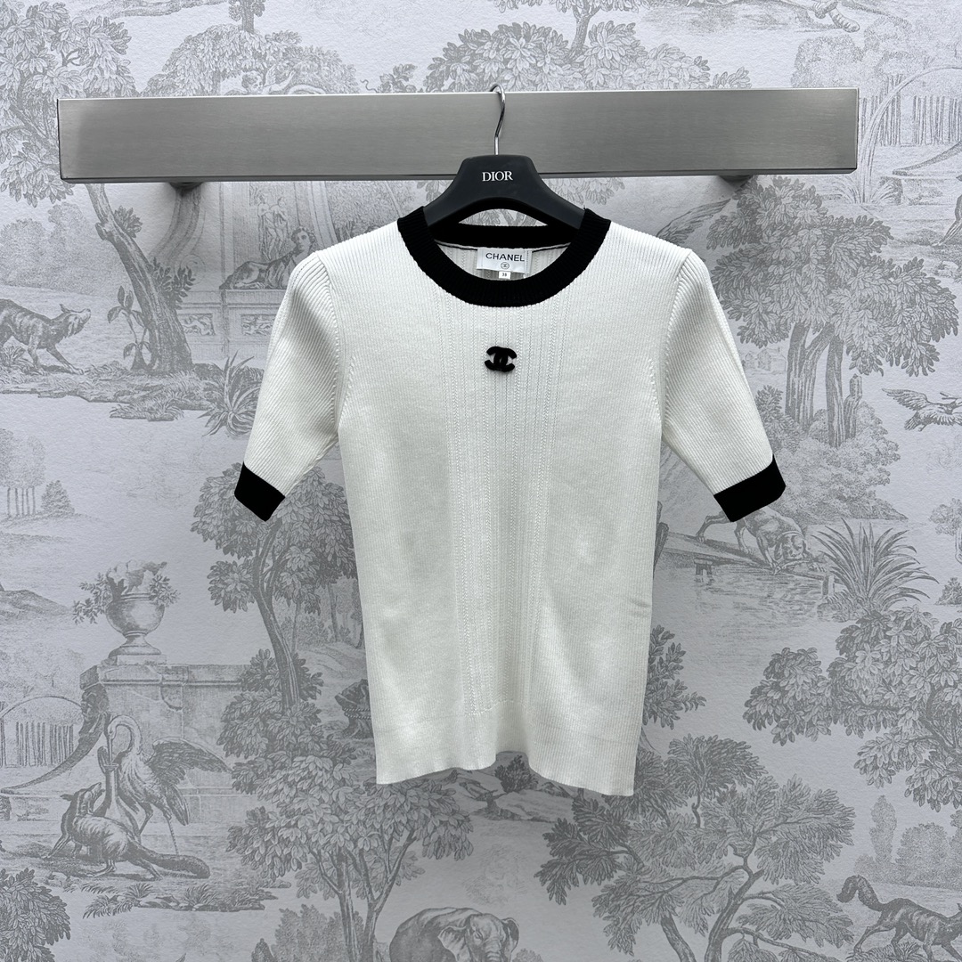 NO:696586,Chane*'s new product is on the shelves. Round neck short-sleeved knitted custom YB imported wool blend material. The texture is obvious and soft against the skin. Decorated with double C small logo. Collar and cuffs with contrasting edge strips. Fashionable and western-style. Development of surface accessories. Thin slim-fitting short knitted tailoring. The upper body is hot and western-style. Transparent and sexy. High version 3 colors 36 38 40,,chanel,T-shirt,19860909Chane*新品上架圆领短袖针织定制YB进口羊毛混纺材质 肌理明显 贴肤柔软 饰以双c小标点缀 领口袖口撞色包边条 时髦洋气 面辅料开发 薄款修身短款针织剪裁 上身热辣洋气 清透性感   高版本3色36 38 40,,chanel,T-shirt,,Women's clothing