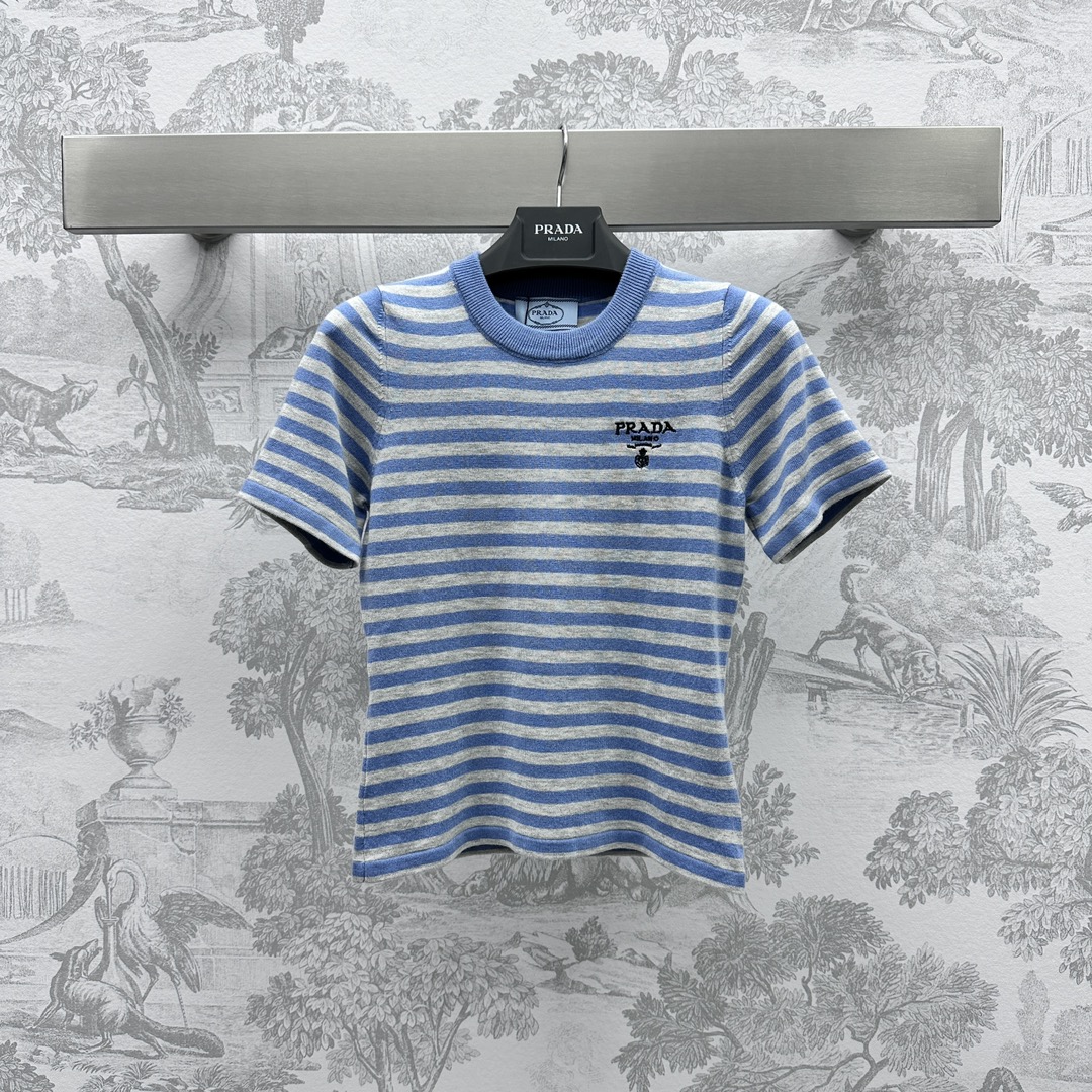 NO:696580,Prad* new product on the shelves, crocheted striped short-sleeved knitted custom YB imported wool material, soft and waxy texture, skin-friendly and comfortable, decorated with exquisite crocheted letter pattern on the chest, stripe contrasting color, surface accessories development, slim round neck short-sleeved top, slim and stylish 3 colors available, bright and white, versatile and practical, the first choice for early spring atmosphere, high version 3 colors, prada, T-shirt,19860909Prad*新品上架钩花条纹短袖针织定制YB进口羊毛材质 质感软糯 亲肤舒适 沿用胸前精致钩花字母图案装饰 条纹撞色 面辅料开发 修身圆领短袖上衣版型剪裁 显瘦洋气 3色可选 显白亮眼百搭实穿 早春氛围穿搭首选 高版本3色,,prada,T-shirt,,Women's clothing