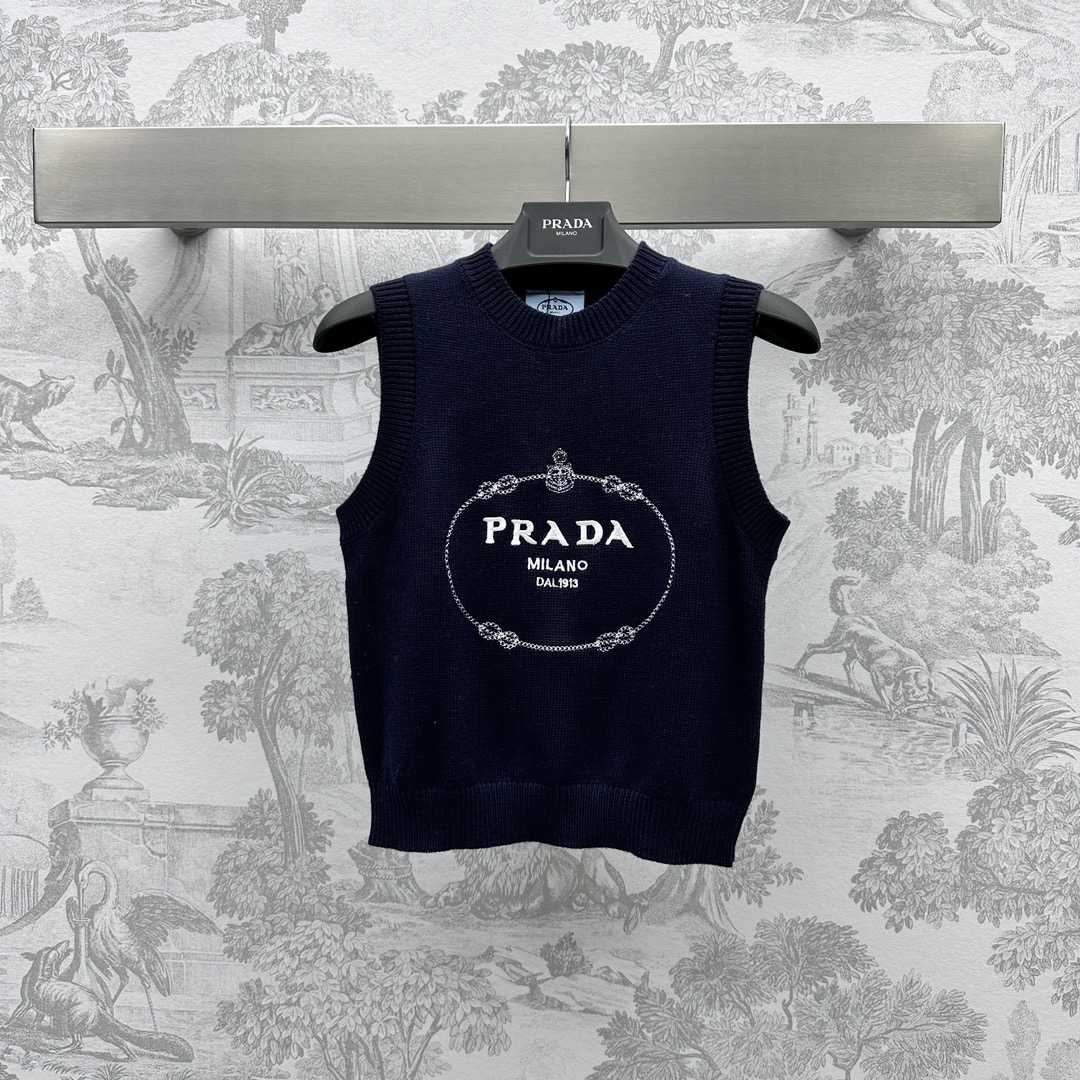 NO:696589,Prad* new products are on the shelves. Embroidered knitted vest is made of imported YB wool. It is comfortable and soft to wear. Decorated with embroidered letters. Simple but not monotonous. Development of fabric accessories. Round neck slim design. Classic and versatile. The upper body is fashionable and beautiful. The details show quality. It is a reliable one. It is excellent when worn alone. High version 2 colors,, prada,19860909Prad*新品上架刺绣针织背心定制YB进口羊毛材质 穿搭舒适柔软 饰以刺绣字母装饰 简约不单调 面辅料开发 圆领修身设计经典百搭 上身洋气靓丽 细节呈现品质 放心入的一款 单穿内搭都很出彩 高版本2色,,prada,,Women's clothing