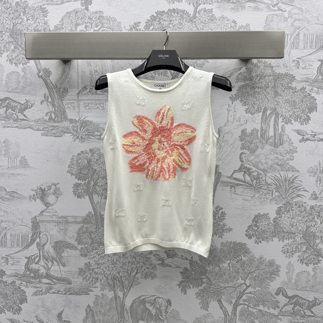 NO:696577,Chane* new products are on the shelves. Floral sequined knitted vest is made of YB imported wool. It is washed and soft and does not tie the body. Decorated with oil-painted flowers and contrasting colors. Double C blessing of sequins. Feminine temperament for ready-to-wear. Development of surface accessories. Conventional vest tailoring. Small fragrant placket buttons on the back echo the upper body. Fashionable and versatile. High version 2 colors 36 38 40,,chanel,19860909Chane*新品上架花卉珠片针织背心定制YB进口羊毛材质 水洗柔软不扎身 饰以油画花卉撞色点睛 珠片双C加持 成衣柔美气质 面辅料开发 常规背心剪裁 后背小香襟扣呼应 上身时髦百搭   高版本2色36 38 40,,chanel,,Women's clothing