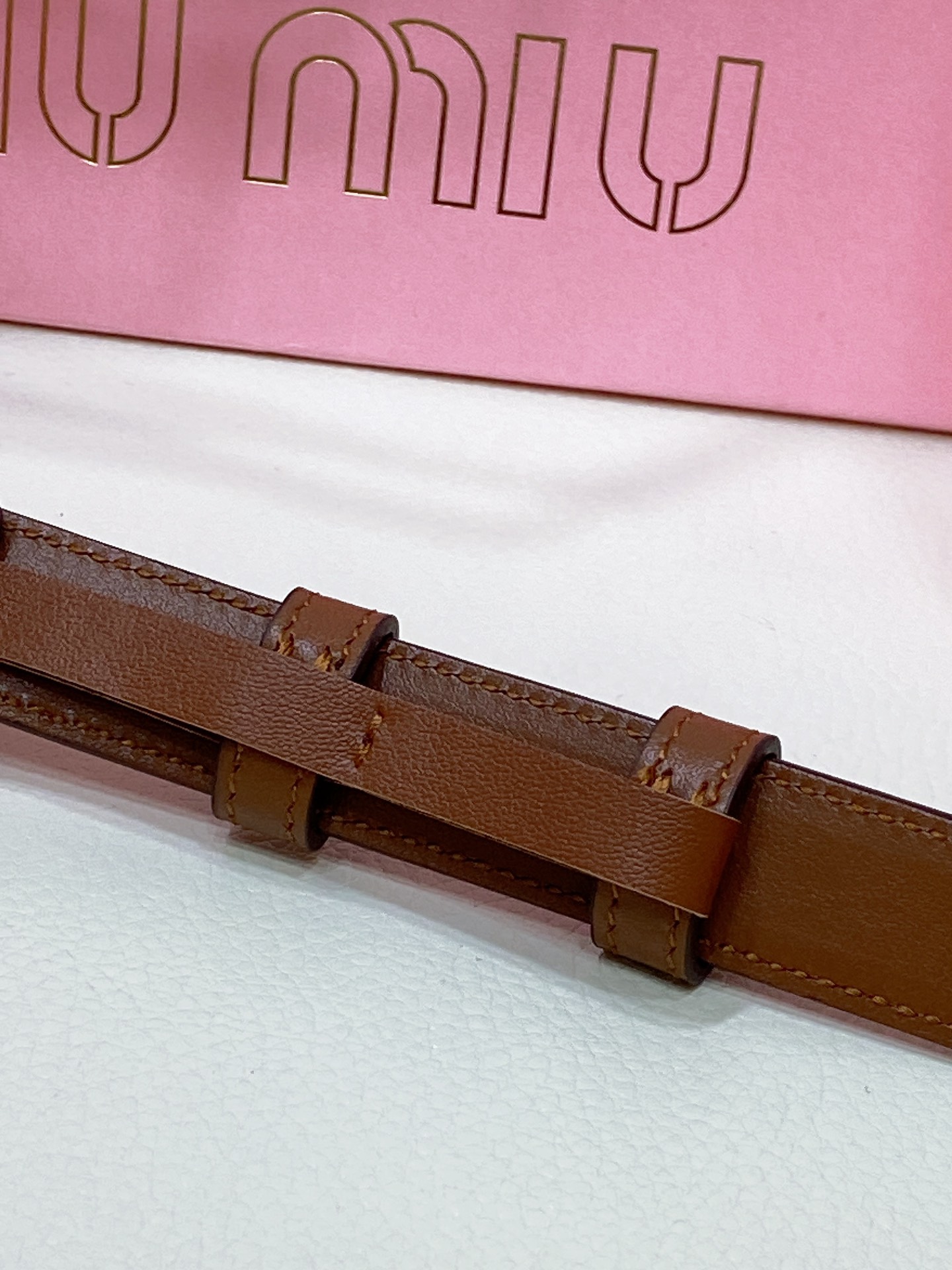 Stylish Leather Belt with Metal Logo Clinker and Smart Button, 2cm Width - 图片 4