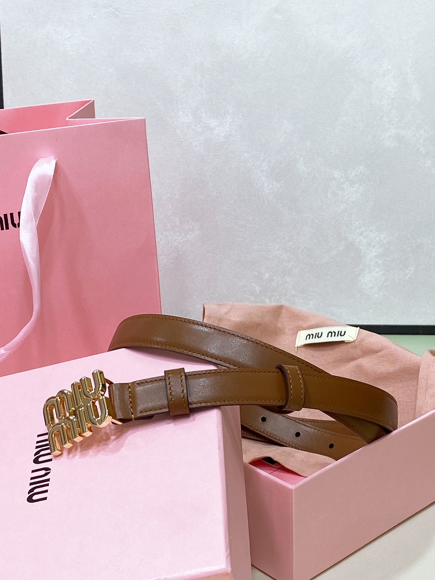 Stylish Leather Belt with Discreet Logo and Smart Button for Fashion Upgrade. - 图片 3