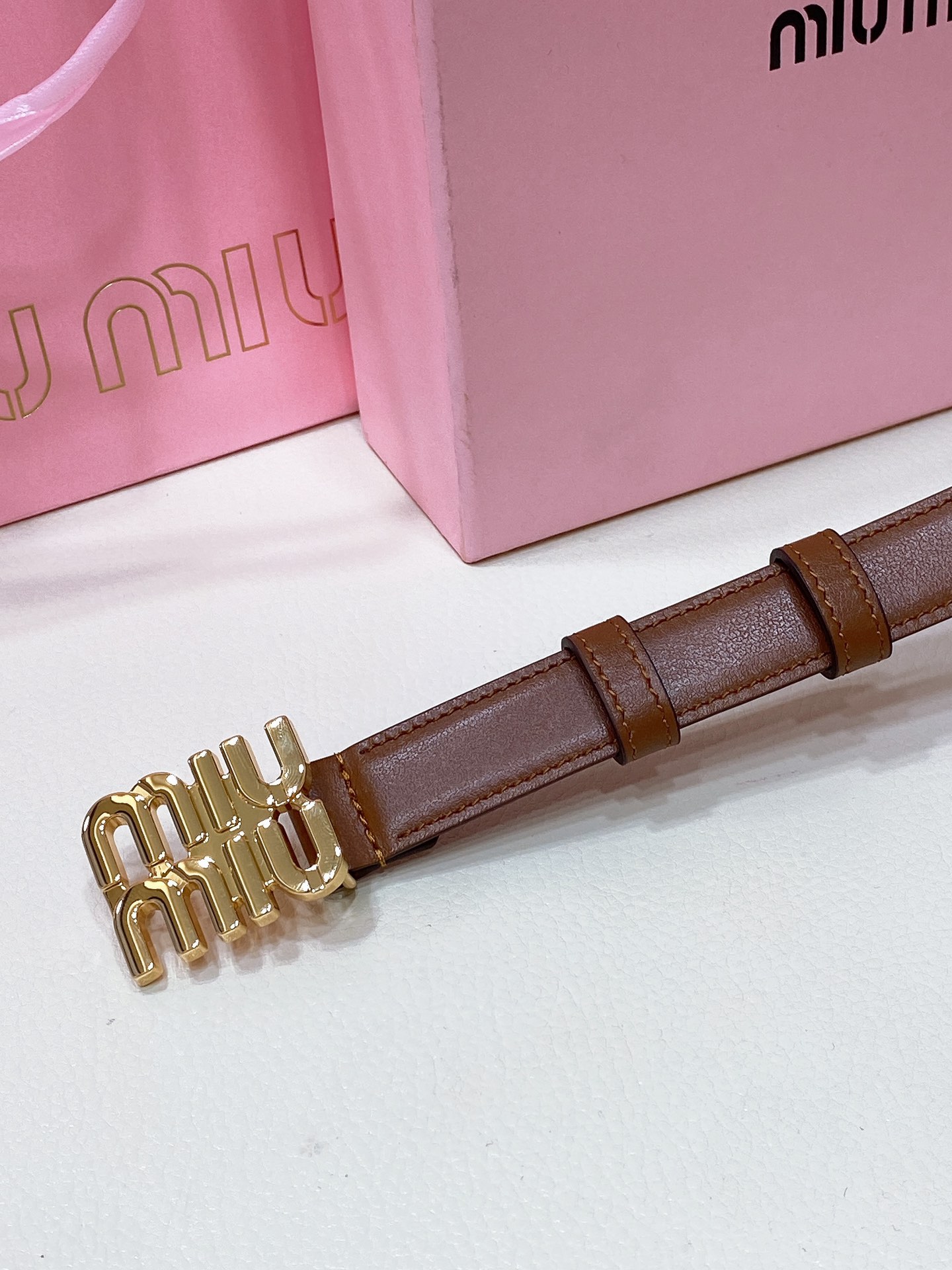 Stylish Leather Belt with Discreet Logo and Smart Button for Fashion Upgrade. - 图片 5