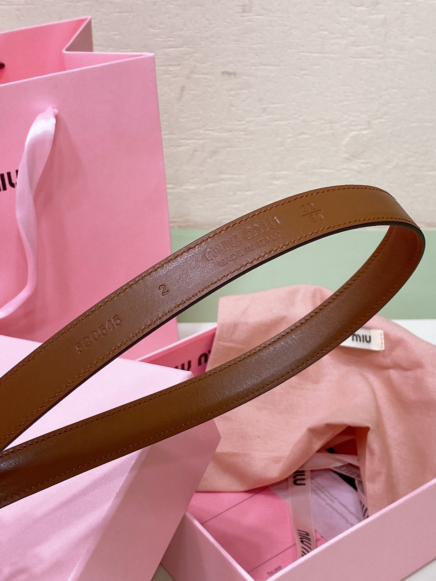 Stylish Leather Belt with Discreet Logo and Smart Button for Fashion Upgrade. - 图片 2