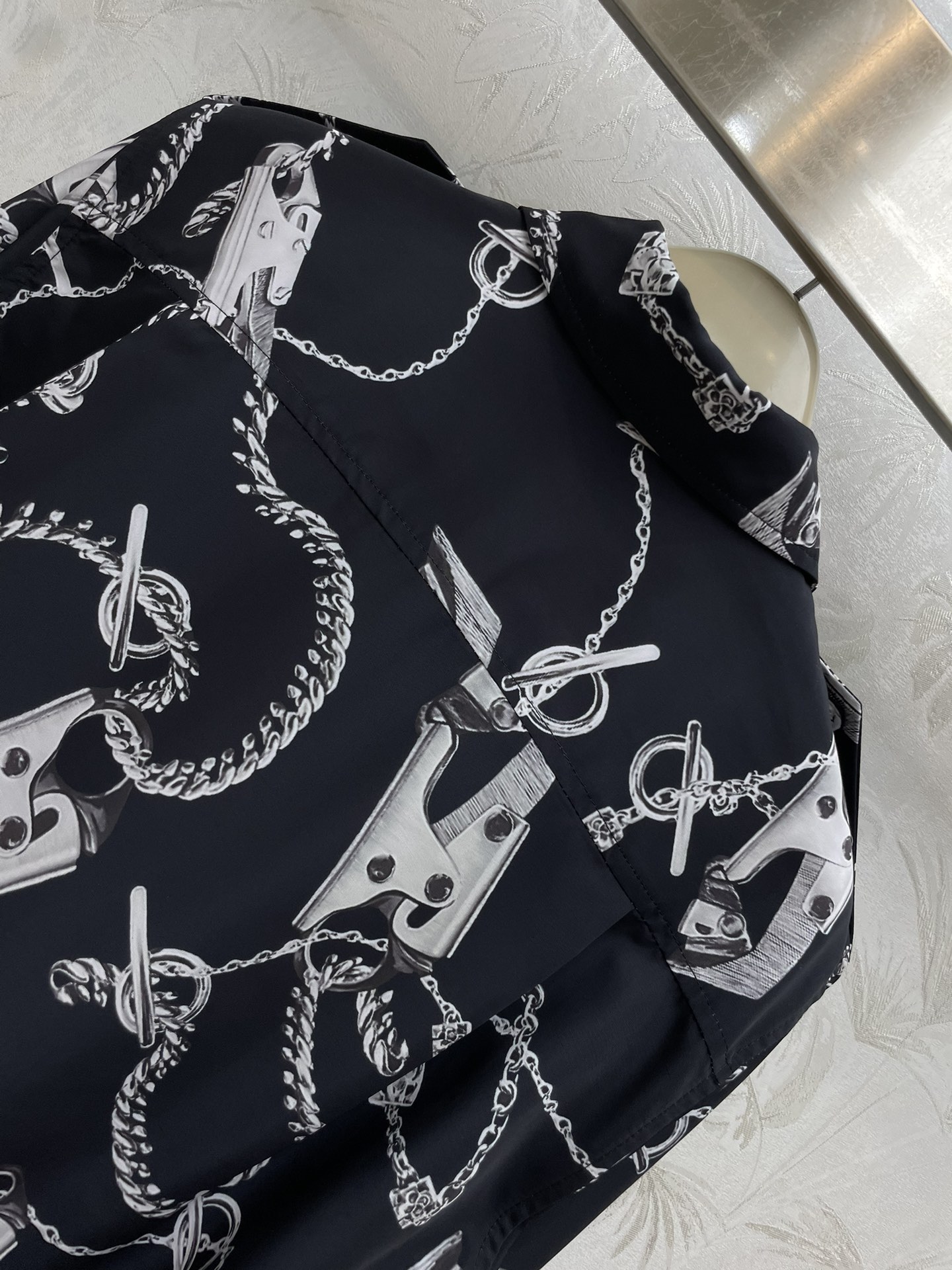 Bur24春夏新款华丽配件图案印花衬衫赋予摩登质感搭肩式设计带一种工装风时髦感阔型剪裁自带慵懒和时髦随意
