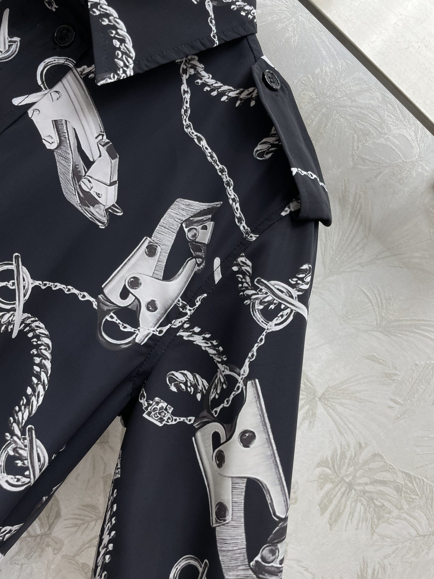 Bur24春夏新款华丽配件图案印花衬衫赋予摩登质感搭肩式设计带一种工装风时髦感阔型剪裁自带慵懒和时髦随意