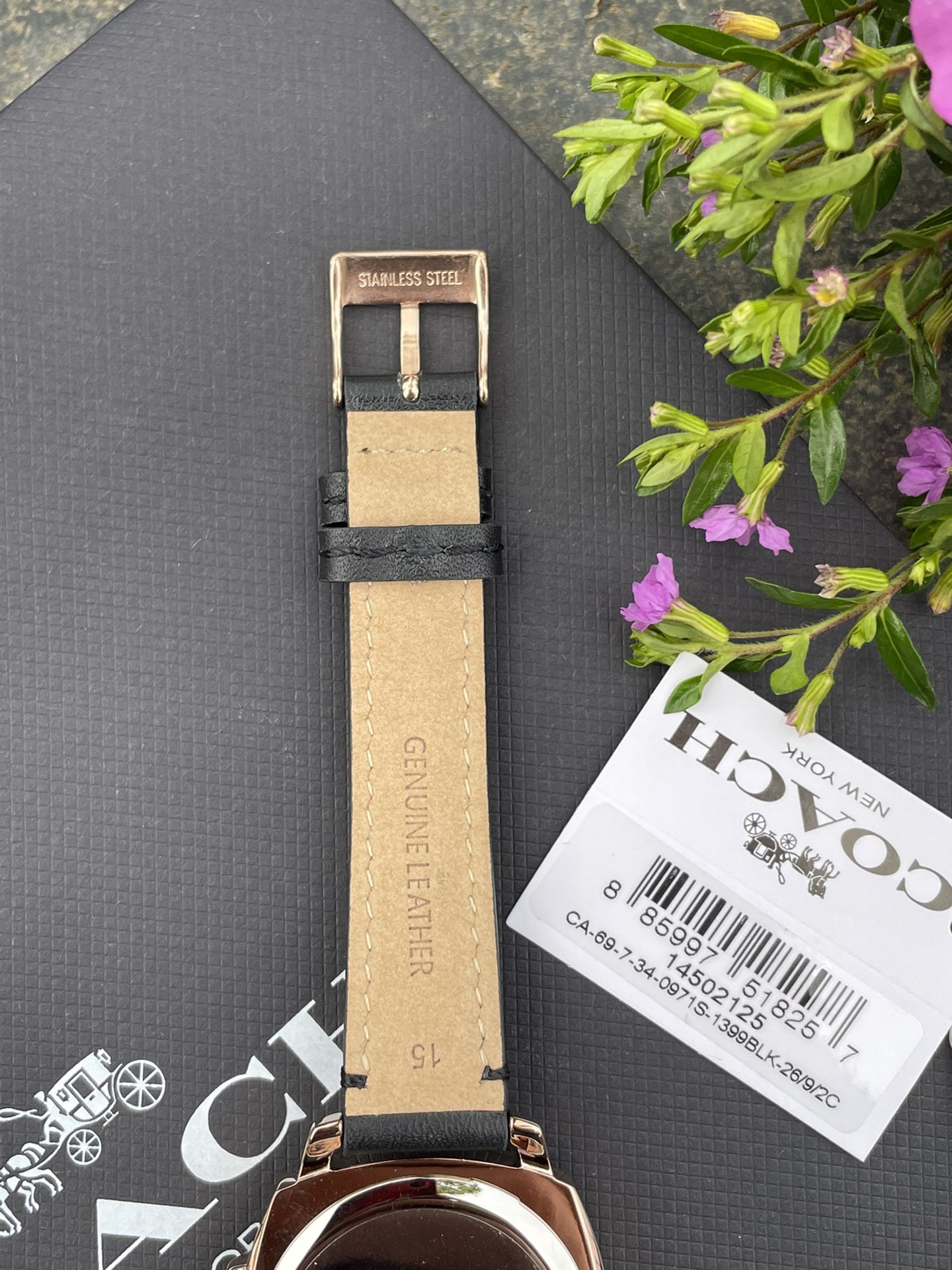 批💰220配盒
现货秒发🔥蔻驰新款时尚简约气质高雅轻奢镶钻方形六针女士石英腕表 多款选择！30米生活防水 尺寸：34MM。配专柜全套包装. 宝宝们可力推请认准独家品质！秒杀所有市场货！支持任何方式验货！欢迎各位老板甩单🌹🌹🌹