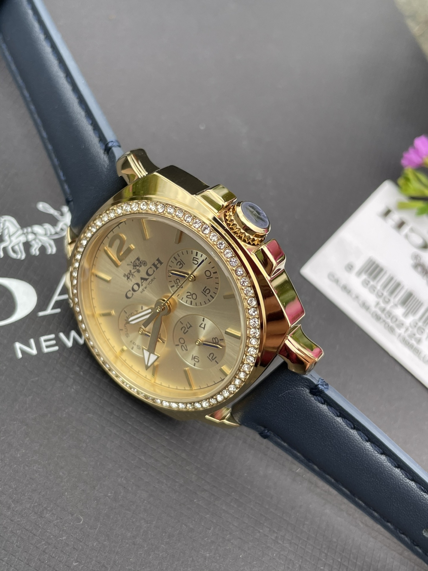 批💰220配盒
现货秒发🔥蔻驰新款时尚简约气质高雅轻奢镶钻方形六针女士石英腕表 多款选择！30米生活防水 尺寸：34MM。配专柜全套包装. 宝宝们可力推请认准独家品质！秒杀所有市场货！支持任何方式验货！欢迎各位老板甩单🌹🌹🌹