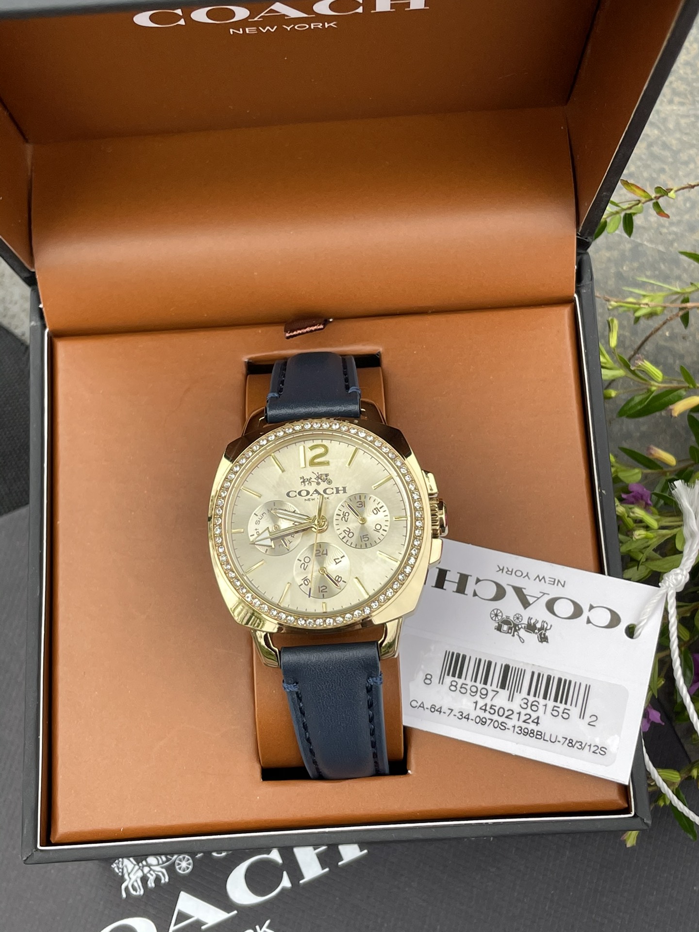 批💰220配盒
现货秒发🔥蔻驰新款时尚简约气质高雅轻奢镶钻方形六针女士石英腕表 多款选择！30米生活防水 尺寸：34MM。配专柜全套包装. 宝宝们可力推请认准独家品质！秒杀所有市场货！支持任何方式验货！欢迎各位老板甩单🌹🌹🌹