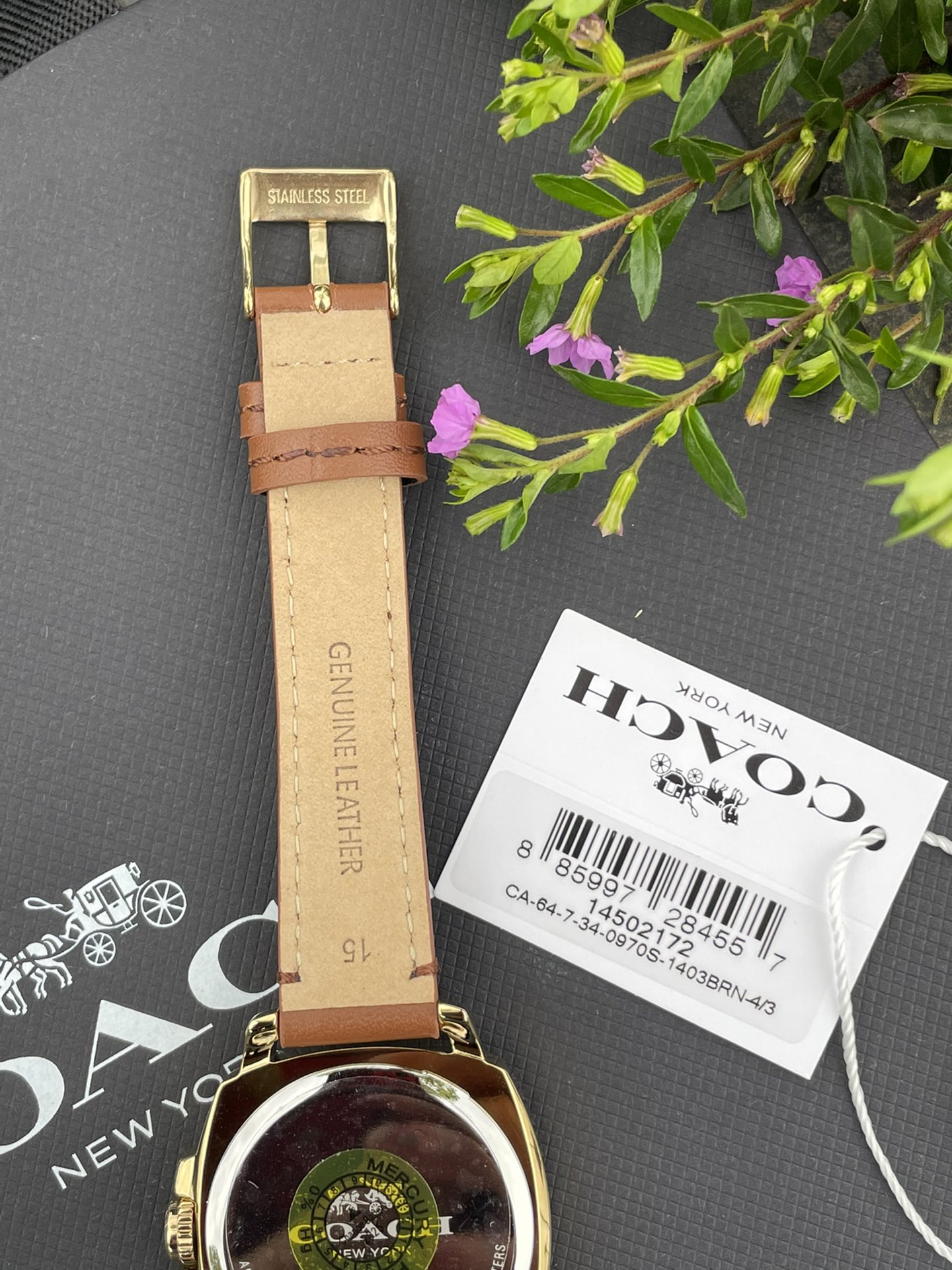 批💰220配盒
现货秒发🔥蔻驰新款时尚简约气质高雅轻奢镶钻方形六针女士石英腕表 多款选择！30米生活防水 尺寸：34MM。配专柜全套包装. 宝宝们可力推请认准独家品质！秒杀所有市场货！支持任何方式验货！欢迎各位老板甩单🌹🌹🌹