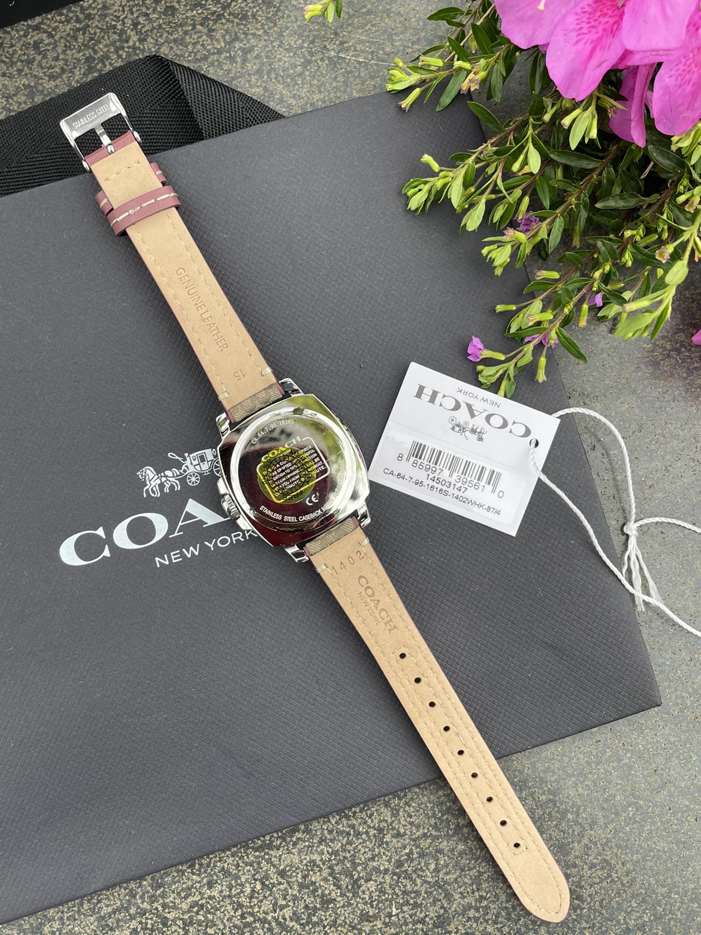 批💰190配盒
现货秒发🔥蔻驰新款时尚简约气质高雅轻奢镶钻方形三针女士石英腕表 多款选择！30米生活防水 尺寸：34MM。配专柜全套包装. 宝宝们可力推请认准独家品质！秒杀所有市场货！支持任何方式验货！欢迎各位老板甩单🌹🌹🌹