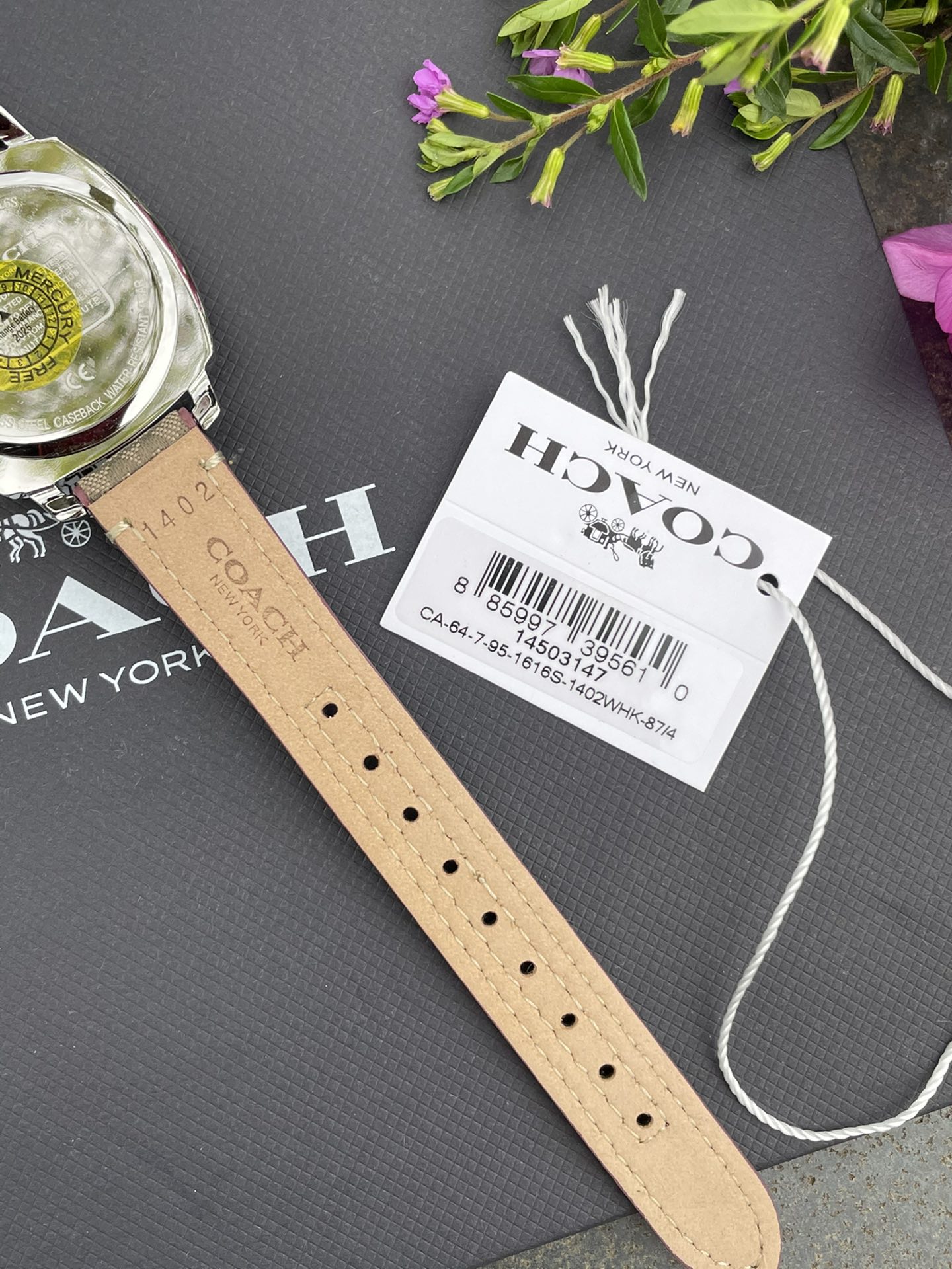 批💰190配盒
现货秒发🔥蔻驰新款时尚简约气质高雅轻奢镶钻方形三针女士石英腕表 多款选择！30米生活防水 尺寸：34MM。配专柜全套包装. 宝宝们可力推请认准独家品质！秒杀所有市场货！支持任何方式验货！欢迎各位老板甩单🌹🌹🌹