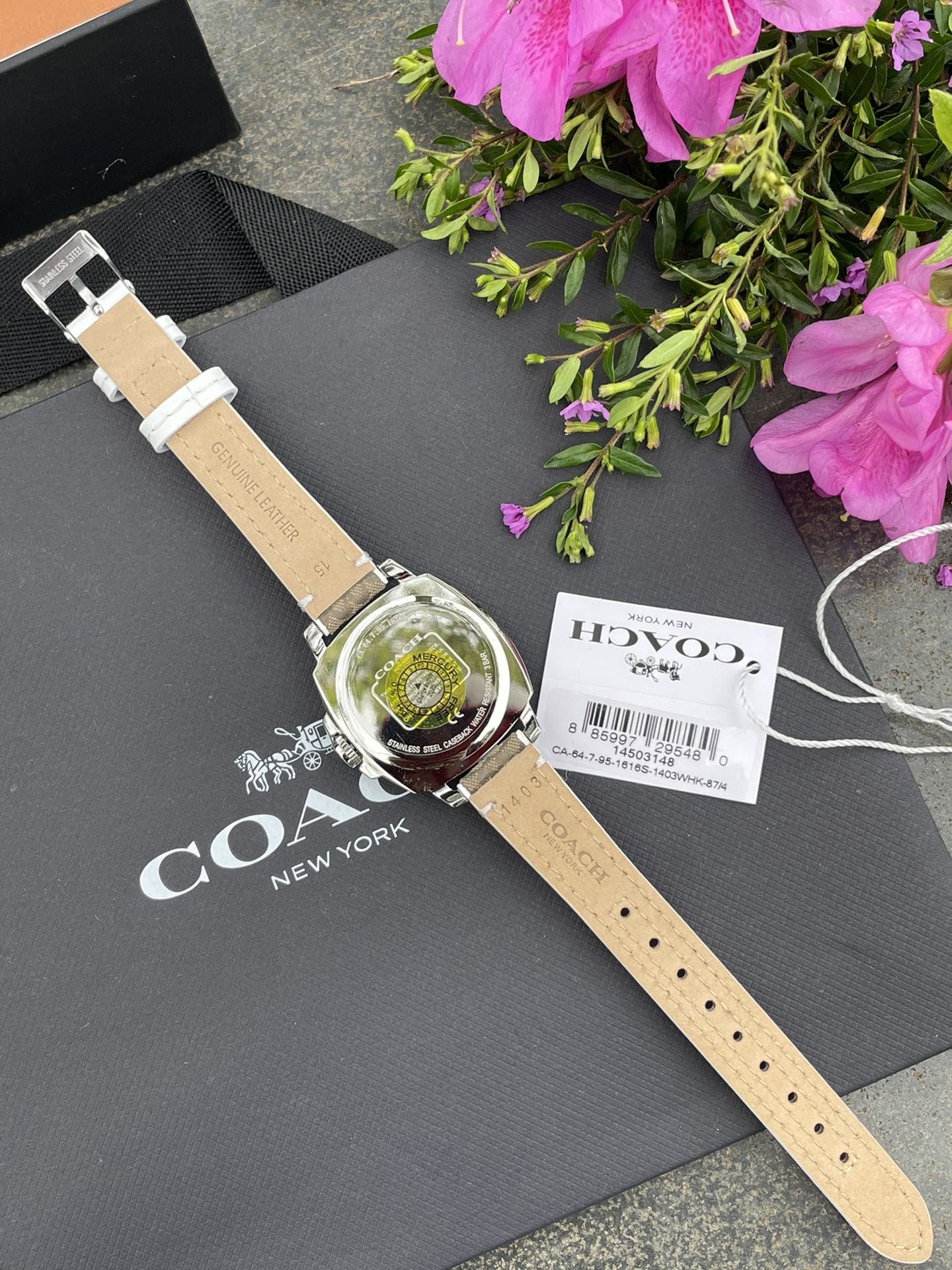 批💰190配盒
现货秒发🔥蔻驰新款时尚简约气质高雅轻奢镶钻方形三针女士石英腕表 多款选择！30米生活防水 尺寸：34MM。配专柜全套包装. 宝宝们可力推请认准独家品质！秒杀所有市场货！支持任何方式验货！欢迎各位老板甩单🌹🌹🌹