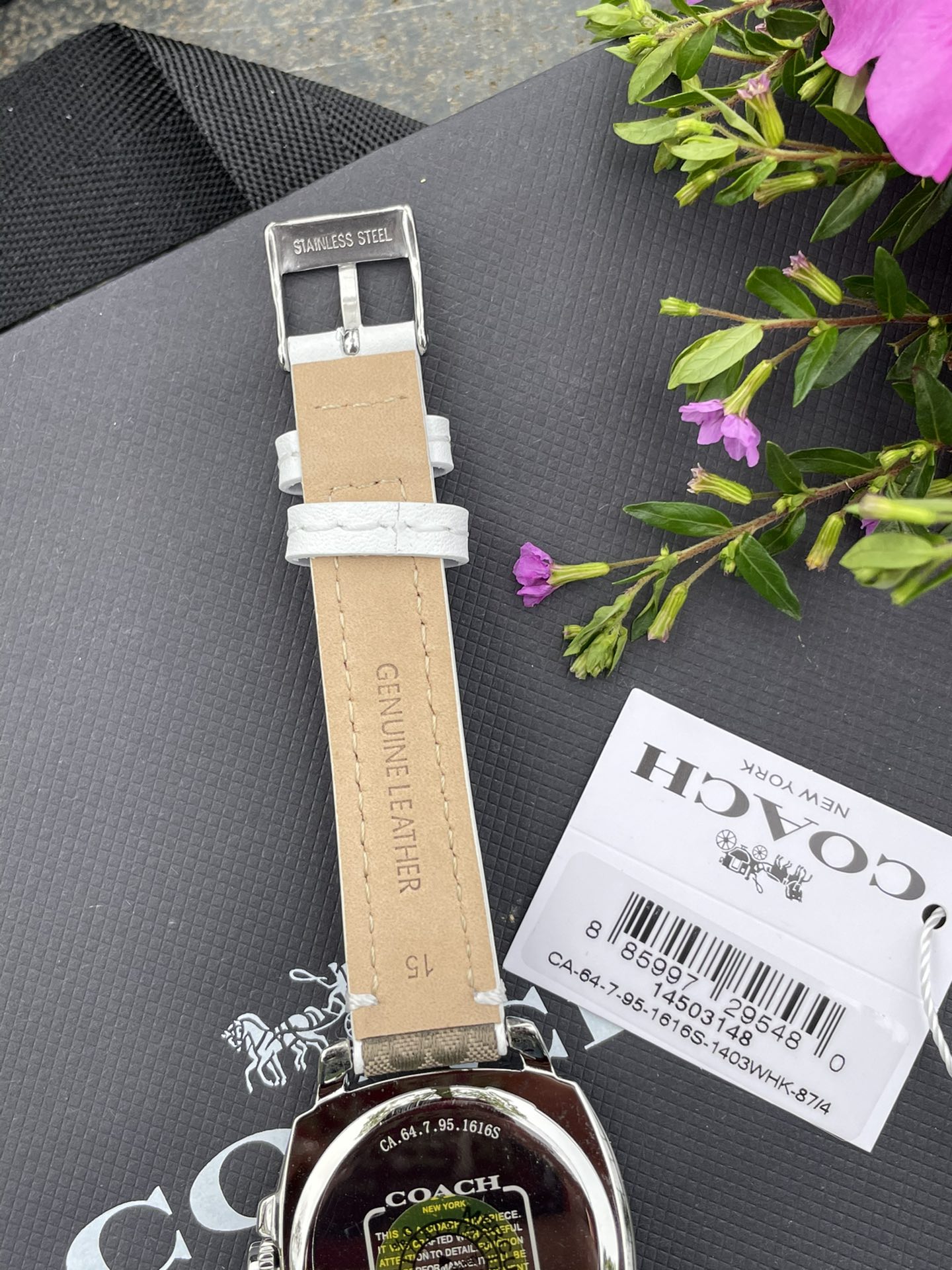 批💰190配盒
现货秒发🔥蔻驰新款时尚简约气质高雅轻奢镶钻方形三针女士石英腕表 多款选择！30米生活防水 尺寸：34MM。配专柜全套包装. 宝宝们可力推请认准独家品质！秒杀所有市场货！支持任何方式验货！欢迎各位老板甩单🌹🌹🌹