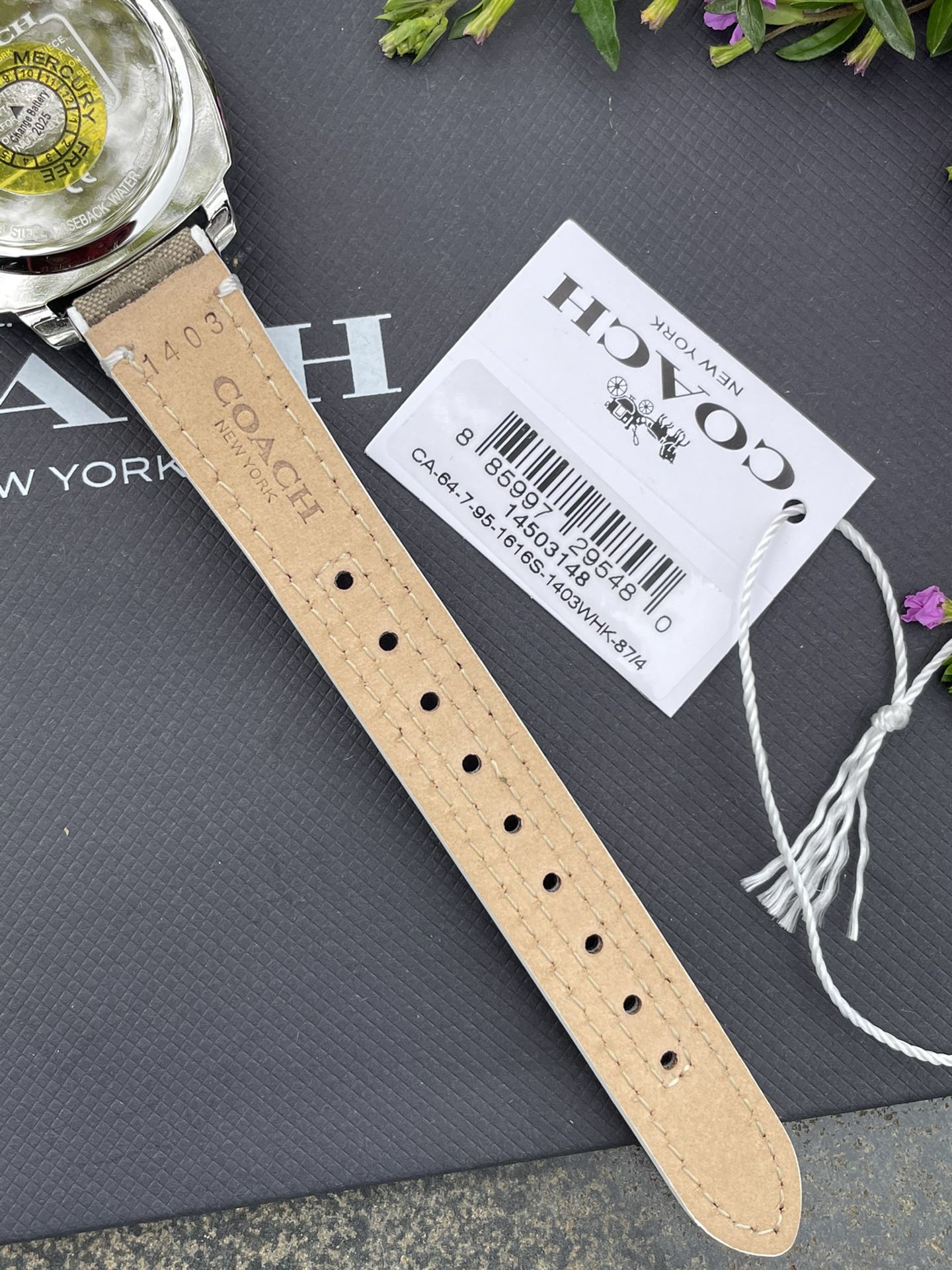 批💰190配盒
现货秒发🔥蔻驰新款时尚简约气质高雅轻奢镶钻方形三针女士石英腕表 多款选择！30米生活防水 尺寸：34MM。配专柜全套包装. 宝宝们可力推请认准独家品质！秒杀所有市场货！支持任何方式验货！欢迎各位老板甩单🌹🌹🌹