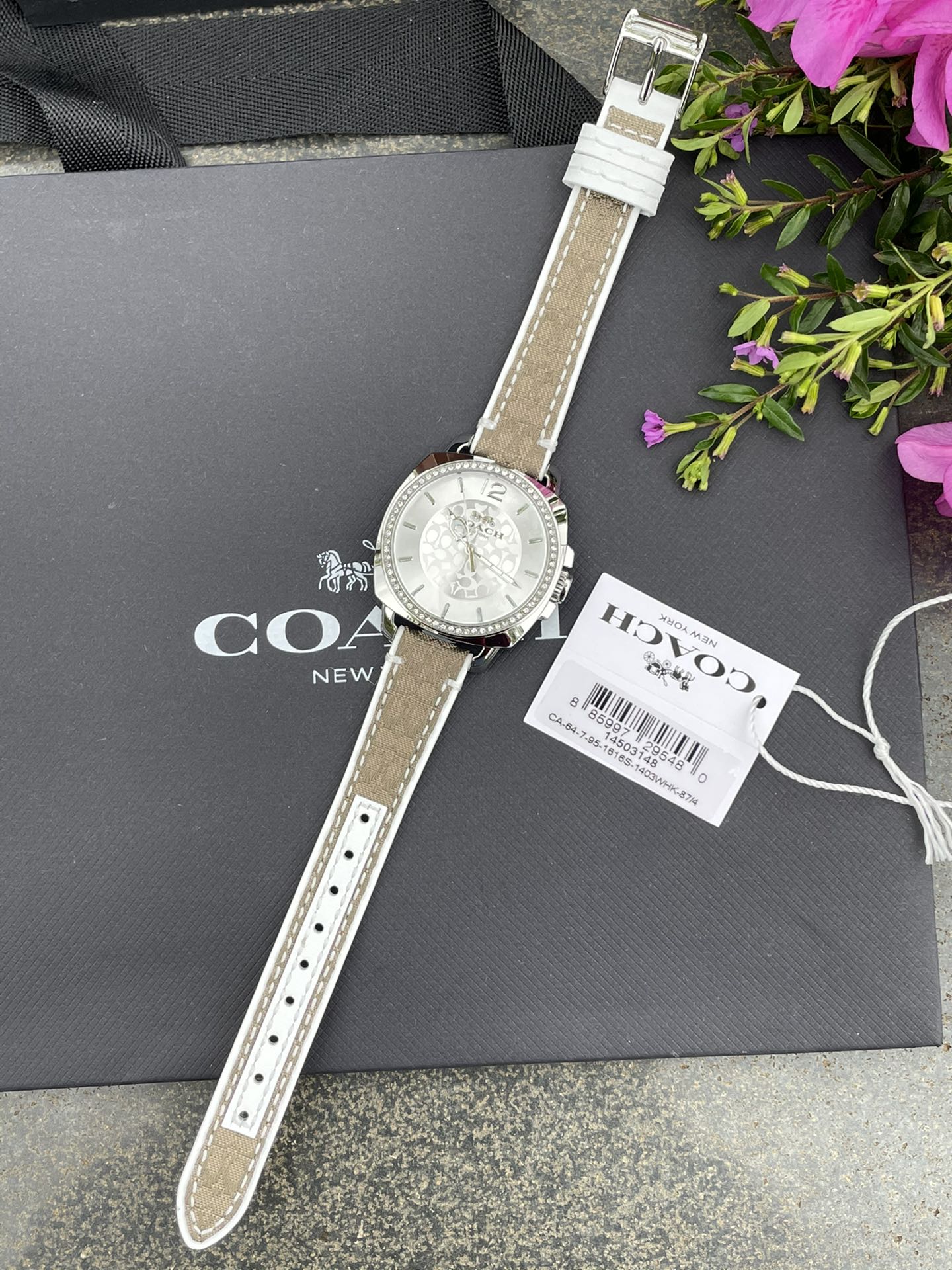批💰190配盒
现货秒发🔥蔻驰新款时尚简约气质高雅轻奢镶钻方形三针女士石英腕表 多款选择！30米生活防水 尺寸：34MM。配专柜全套包装. 宝宝们可力推请认准独家品质！秒杀所有市场货！支持任何方式验货！欢迎各位老板甩单🌹🌹🌹