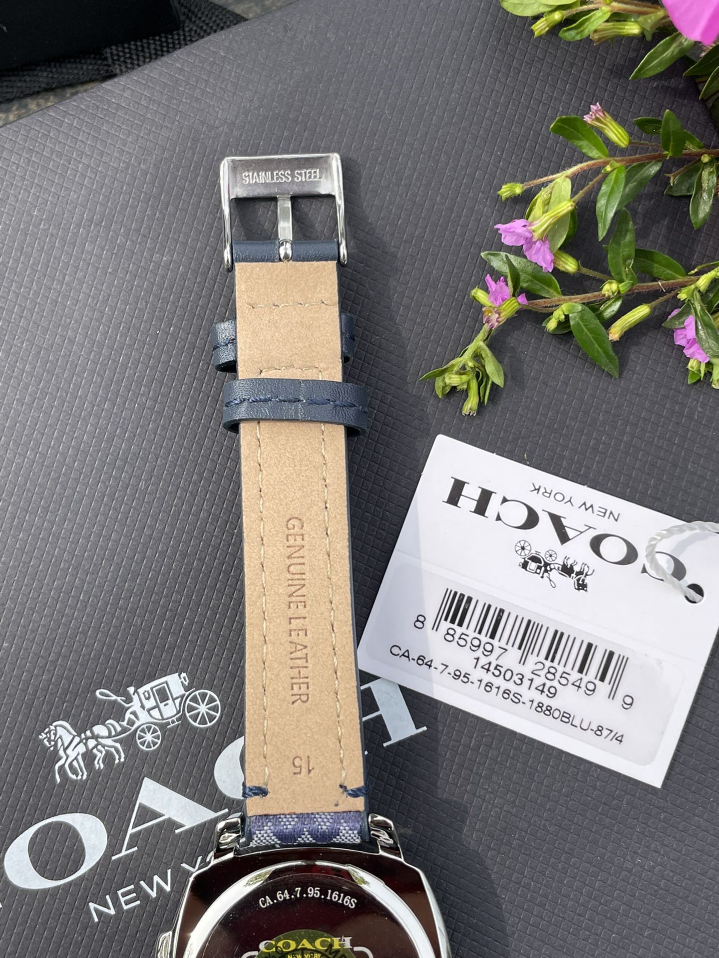 批💰190配盒
现货秒发🔥蔻驰新款时尚简约气质高雅轻奢镶钻方形三针女士石英腕表 多款选择！30米生活防水 尺寸：34MM。配专柜全套包装. 宝宝们可力推请认准独家品质！秒杀所有市场货！支持任何方式验货！欢迎各位老板甩单🌹🌹🌹