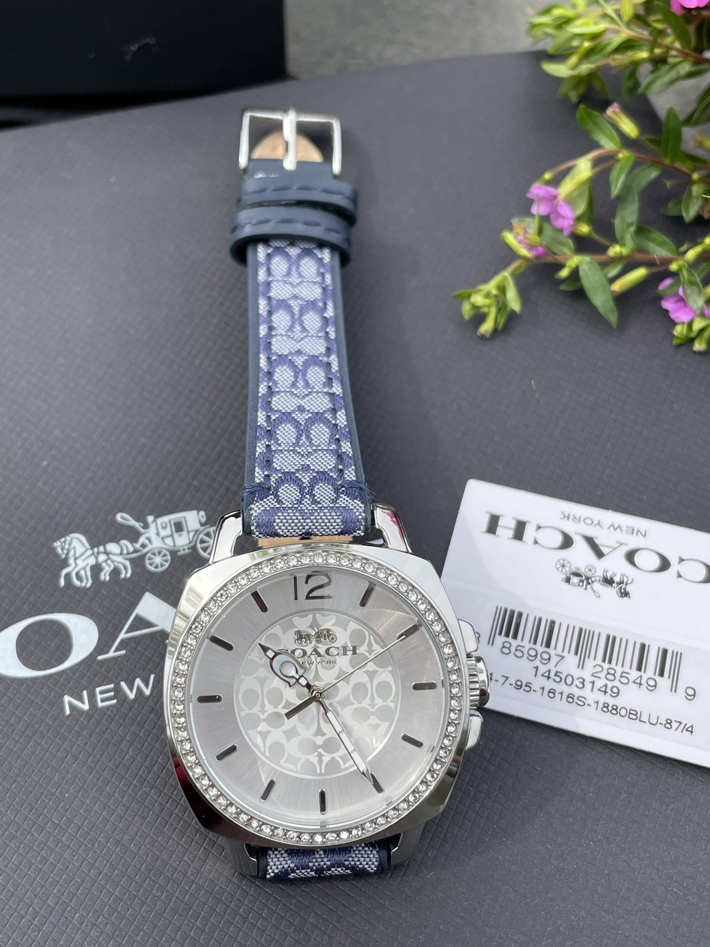批💰190配盒
现货秒发🔥蔻驰新款时尚简约气质高雅轻奢镶钻方形三针女士石英腕表 多款选择！30米生活防水 尺寸：34MM。配专柜全套包装. 宝宝们可力推请认准独家品质！秒杀所有市场货！支持任何方式验货！欢迎各位老板甩单🌹🌹🌹