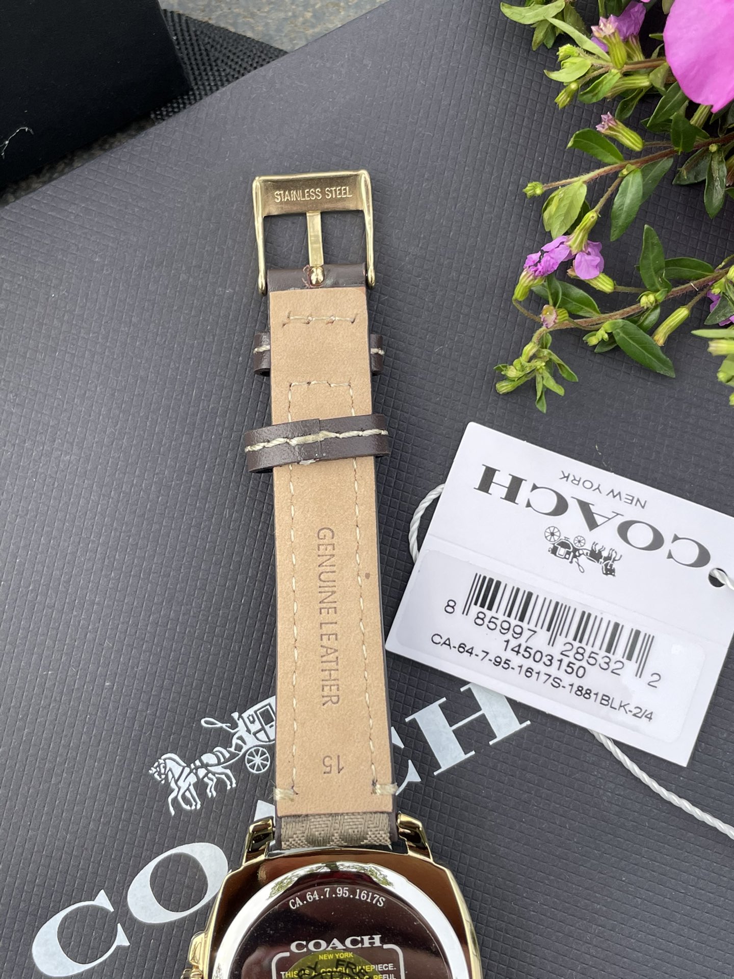 批💰190配盒
现货秒发🔥蔻驰新款时尚简约气质高雅轻奢镶钻方形三针女士石英腕表 多款选择！30米生活防水 尺寸：34MM。配专柜全套包装. 宝宝们可力推请认准独家品质！秒杀所有市场货！支持任何方式验货！欢迎各位老板甩单🌹🌹🌹