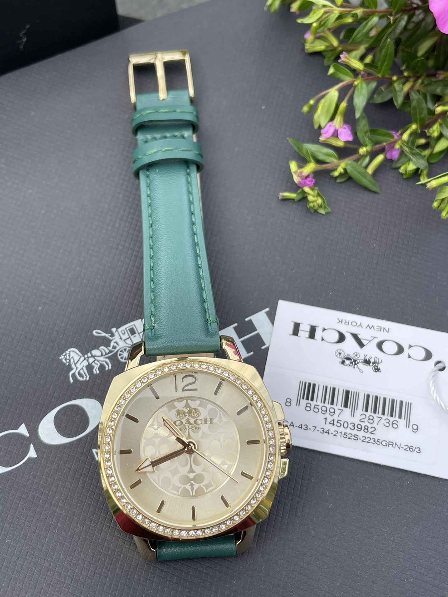 批💰190配盒
现货秒发🔥蔻驰新款时尚简约气质高雅轻奢镶钻方形三针女士石英腕表 多款选择！30米生活防水 尺寸：34MM。配专柜全套包装. 宝宝们可力推请认准独家品质！秒杀所有市场货！支持任何方式验货！欢迎各位老板甩单🌹🌹🌹