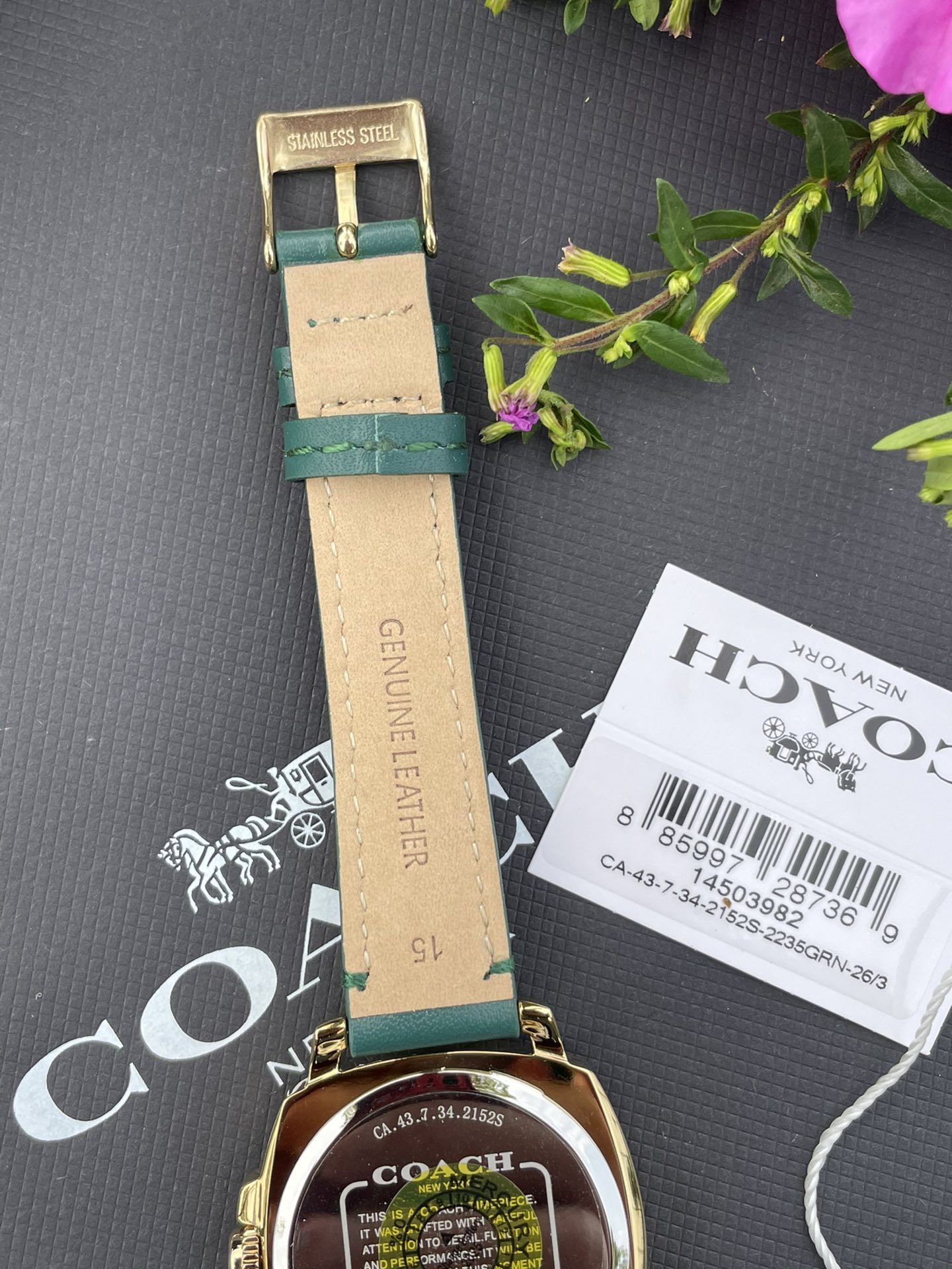 批💰190配盒
现货秒发🔥蔻驰新款时尚简约气质高雅轻奢镶钻方形三针女士石英腕表 多款选择！30米生活防水 尺寸：34MM。配专柜全套包装. 宝宝们可力推请认准独家品质！秒杀所有市场货！支持任何方式验货！欢迎各位老板甩单🌹🌹🌹