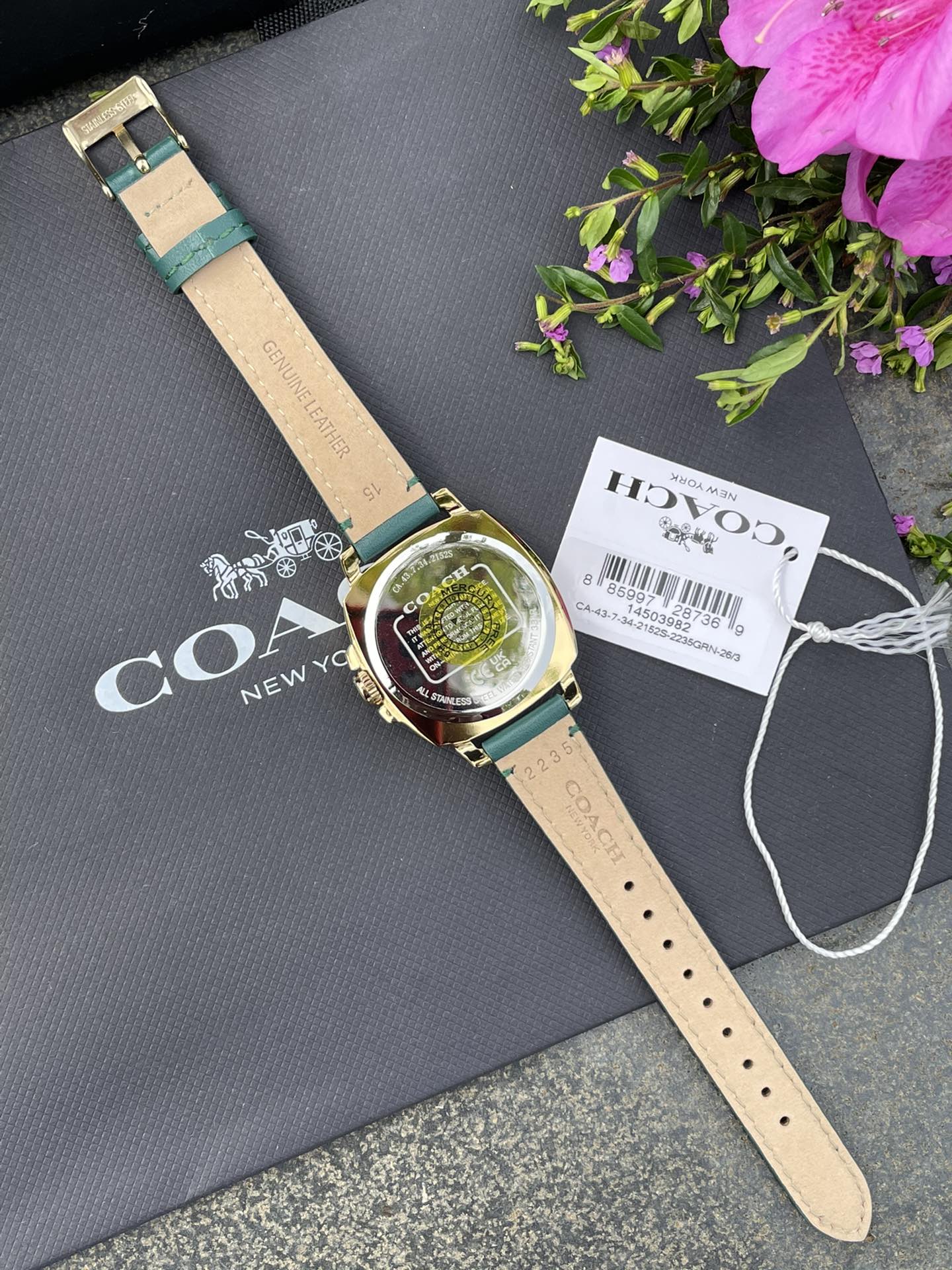 批💰190配盒
现货秒发🔥蔻驰新款时尚简约气质高雅轻奢镶钻方形三针女士石英腕表 多款选择！30米生活防水 尺寸：34MM。配专柜全套包装. 宝宝们可力推请认准独家品质！秒杀所有市场货！支持任何方式验货！欢迎各位老板甩单🌹🌹🌹