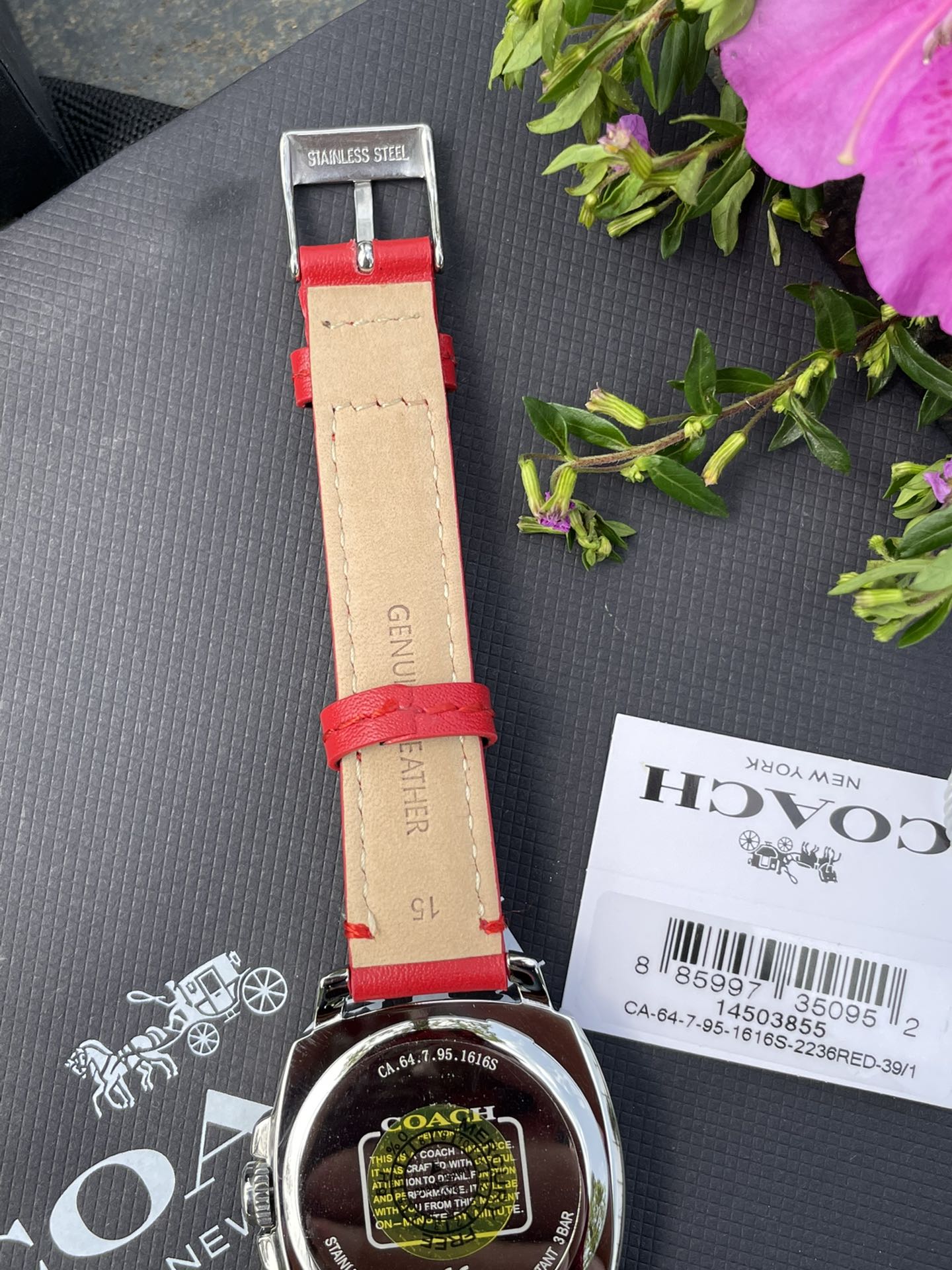 批💰190配盒
现货秒发🔥蔻驰新款时尚简约气质高雅轻奢镶钻方形三针女士石英腕表 多款选择！30米生活防水 尺寸：34MM。配专柜全套包装. 宝宝们可力推请认准独家品质！秒杀所有市场货！支持任何方式验货！欢迎各位老板甩单🌹🌹🌹