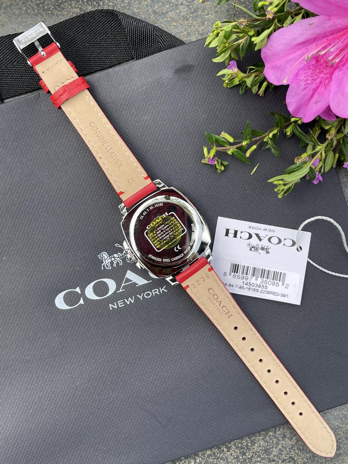 批💰190配盒
现货秒发🔥蔻驰新款时尚简约气质高雅轻奢镶钻方形三针女士石英腕表 多款选择！30米生活防水 尺寸：34MM。配专柜全套包装. 宝宝们可力推请认准独家品质！秒杀所有市场货！支持任何方式验货！欢迎各位老板甩单🌹🌹🌹
