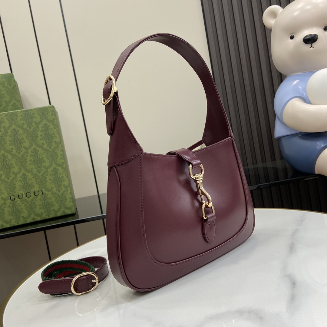 Unknown jackie系列肩背包以上等优质皮革匠心打造 尽展品牌 肩背包的精湛工艺、新月造型和 设计