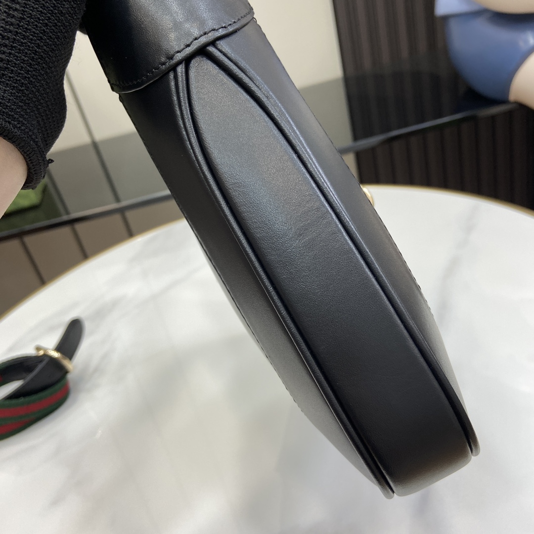 Unknown jackie系列肩背包以上等优质皮革匠心打造 尽展品牌 肩背包的精湛工艺、新月造型和 设计