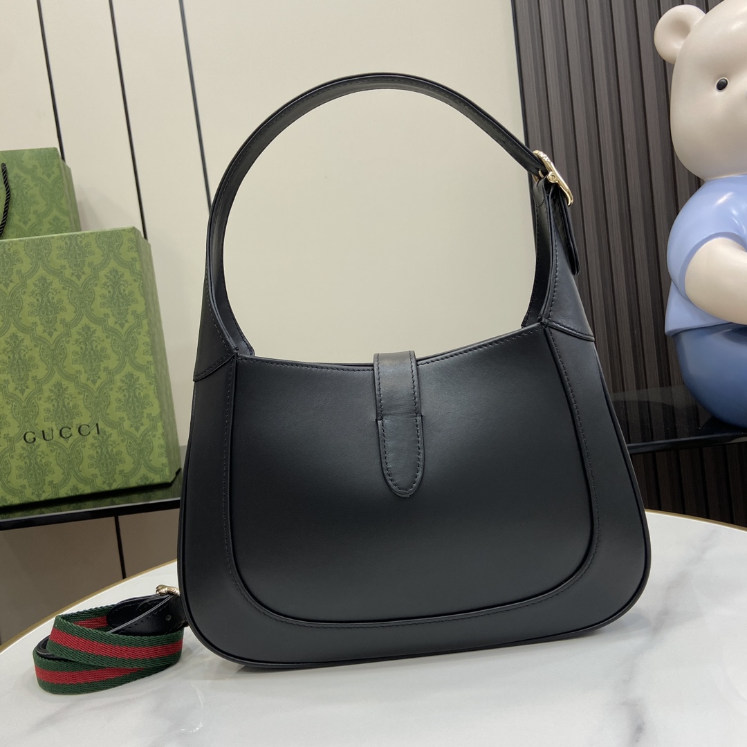 Unknown jackie系列肩背包以上等优质皮革匠心打造 尽展品牌 肩背包的精湛工艺、新月造型和 设计