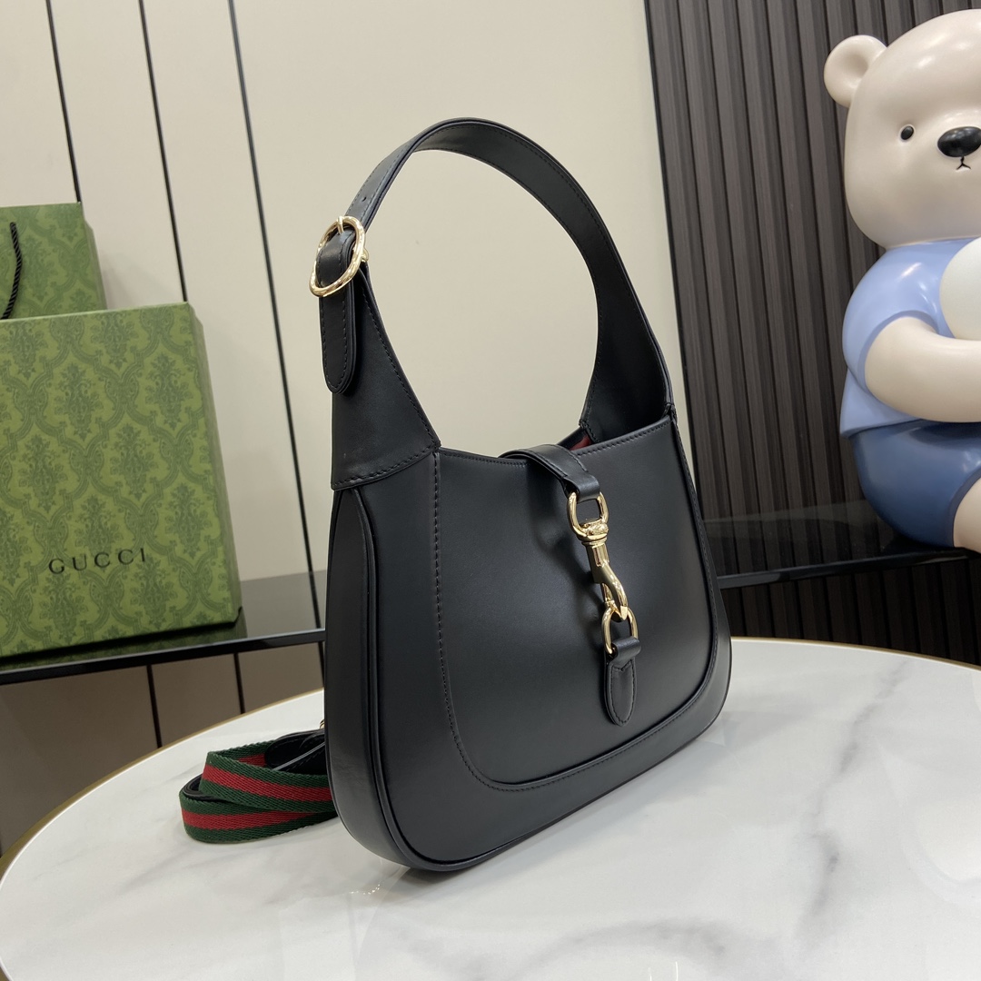 Unknown jackie系列肩背包以上等优质皮革匠心打造 尽展品牌 肩背包的精湛工艺、新月造型和 设计
