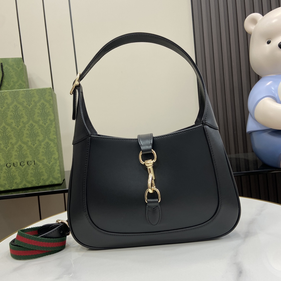 Unknown jackie系列肩背包以上等优质皮革匠心打造 尽展品牌 肩背包的精湛工艺、新月造型和 设计